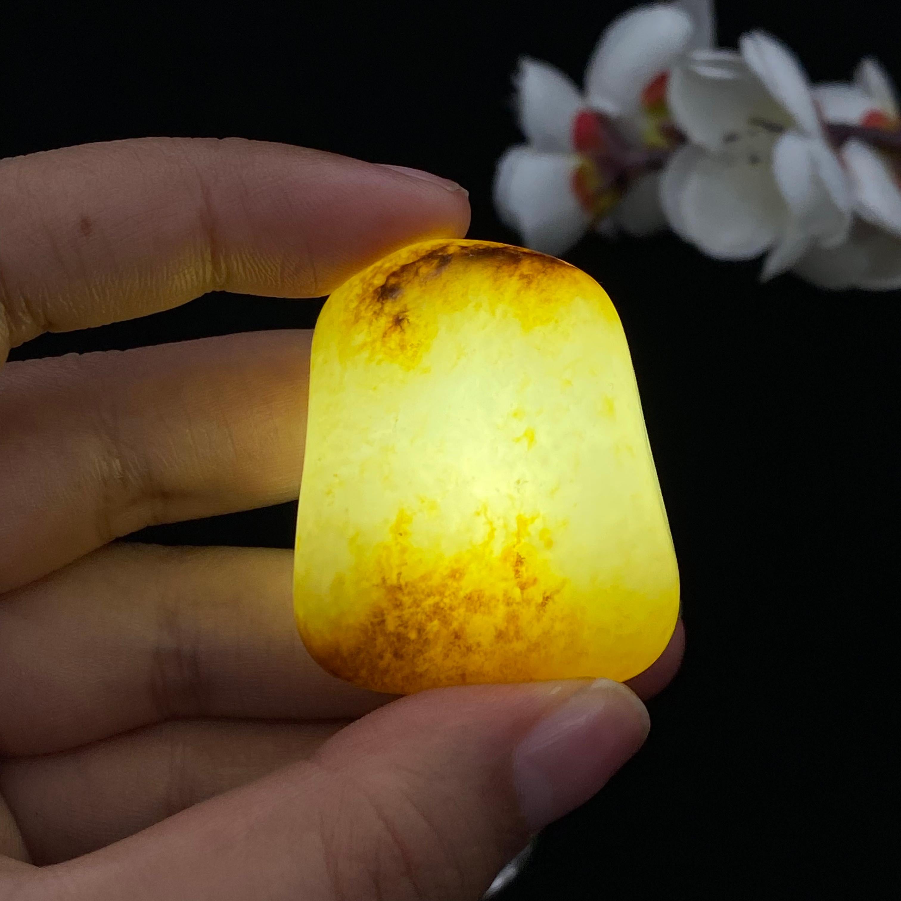 和田玉聚黄皮籽料挂件（42.7g） – 厚德载玉