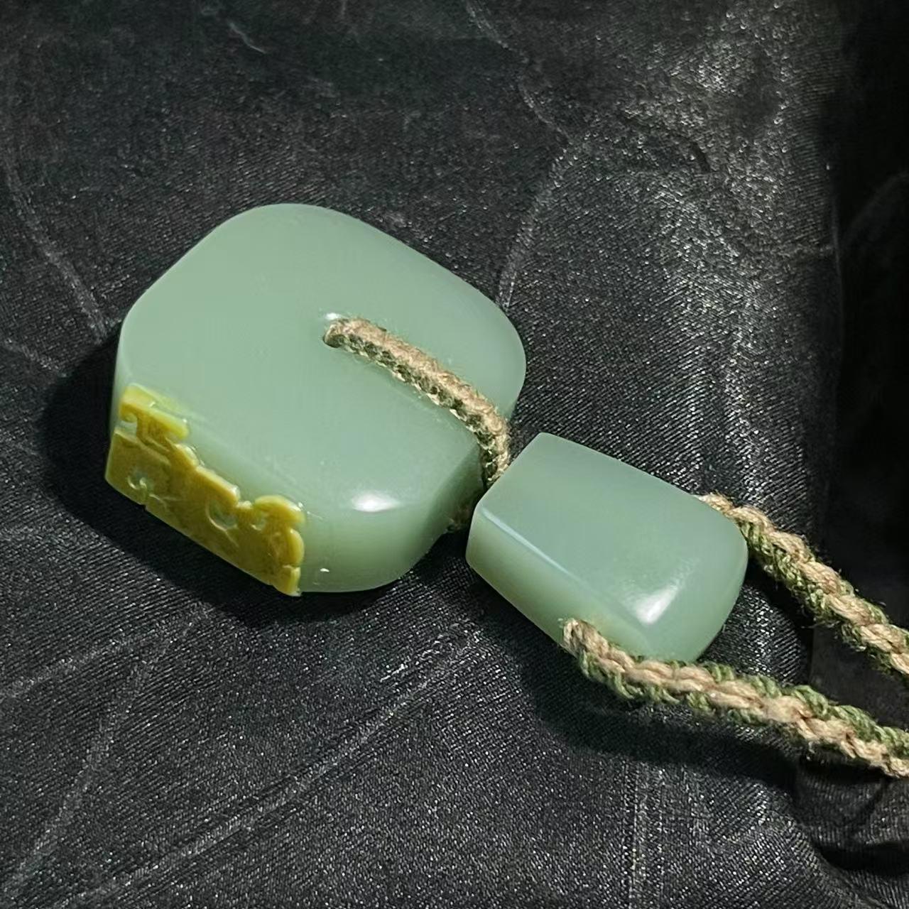 和田玉碧玉粉青带天然黄沁皮龙凤玉琮（26.4g）