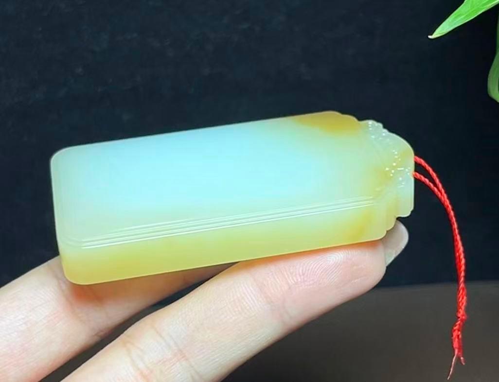 新疆和田玉且末料双糖色羊脂玉平安无事牌（69.2g）