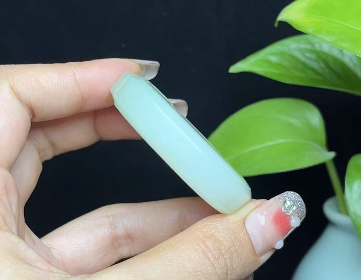 和田羊脂玉带翠平安守护无事牌（61.1g）