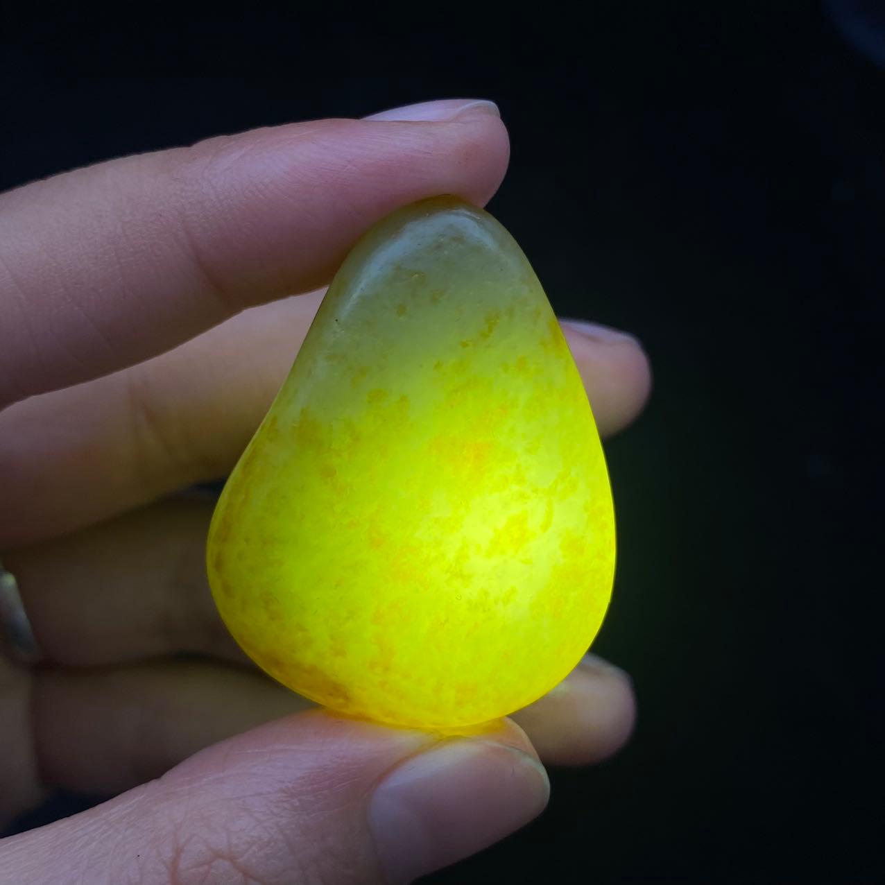 和田玉洒金皮籽料原石（23.9g）