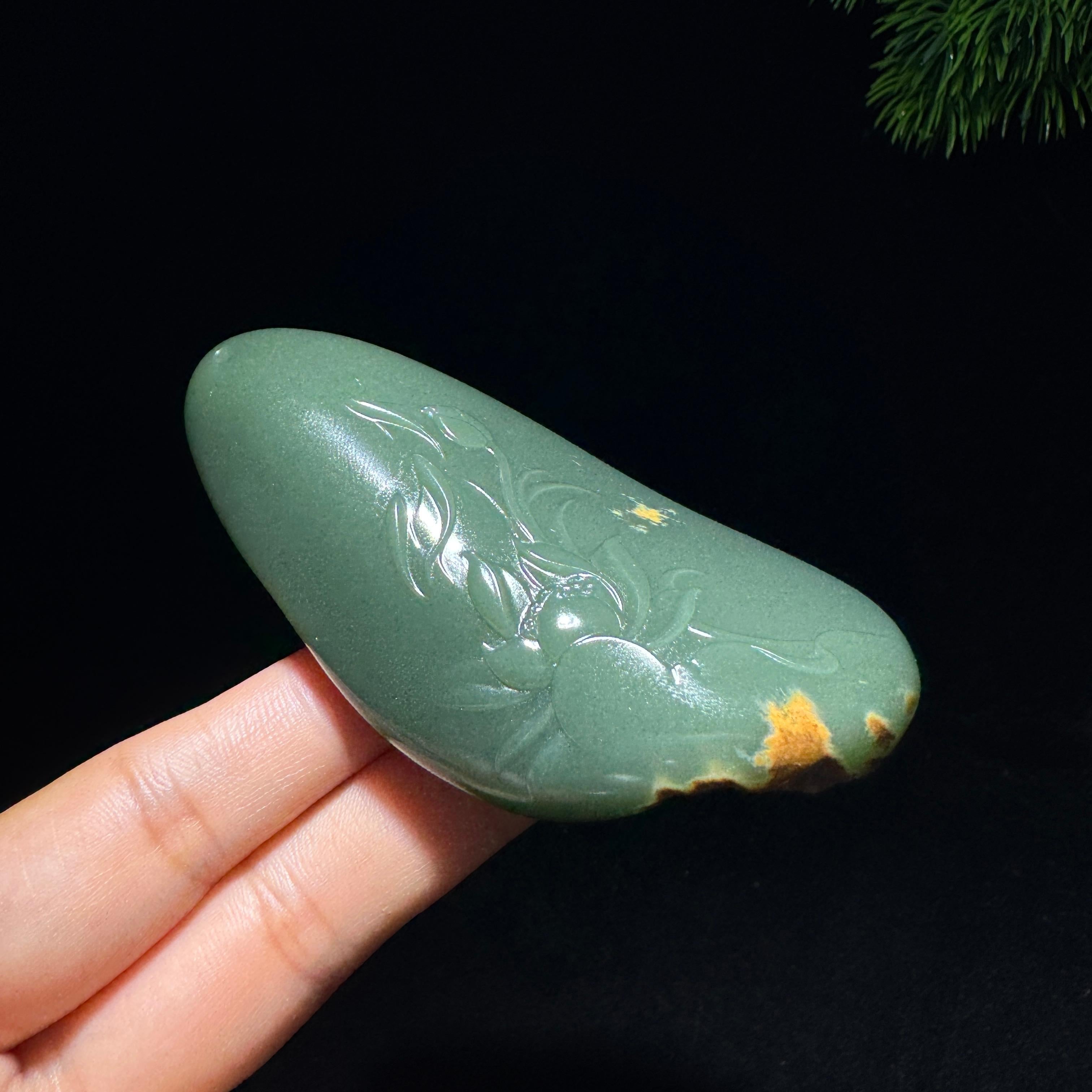 和田玉籽料沙枣青君子兰（114.0g）