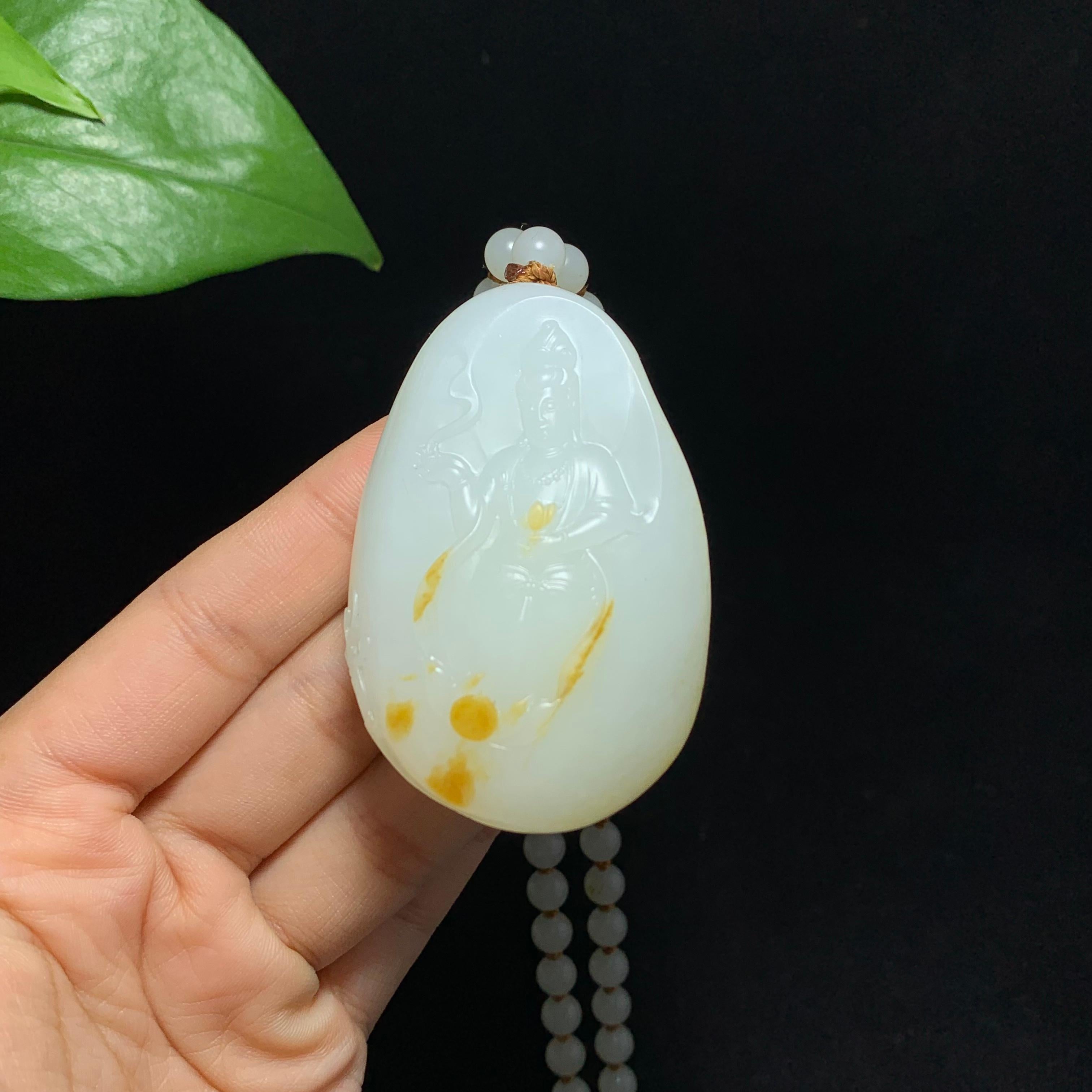 和田白玉 清時代 髮饰 天然石 白玉 收藏级和田籽料洒金皮白玉观音挂件（82.0g） – 厚德载玉