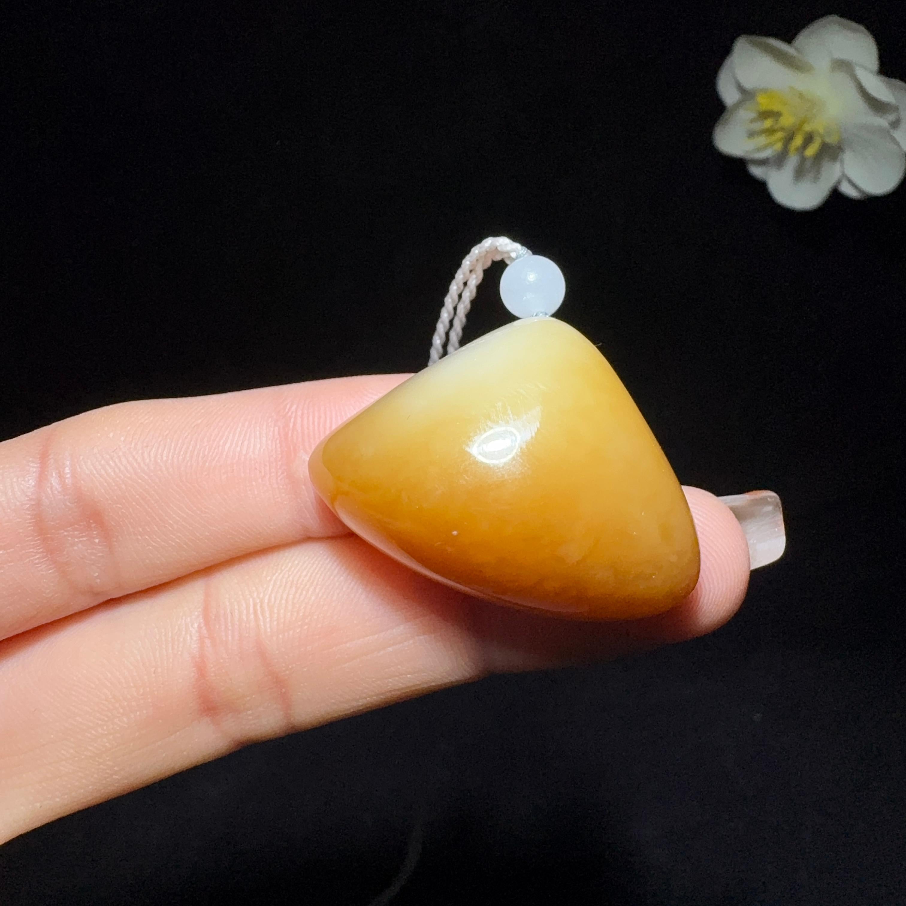 精品特色和田玉糖白随形吊坠（20.4g）