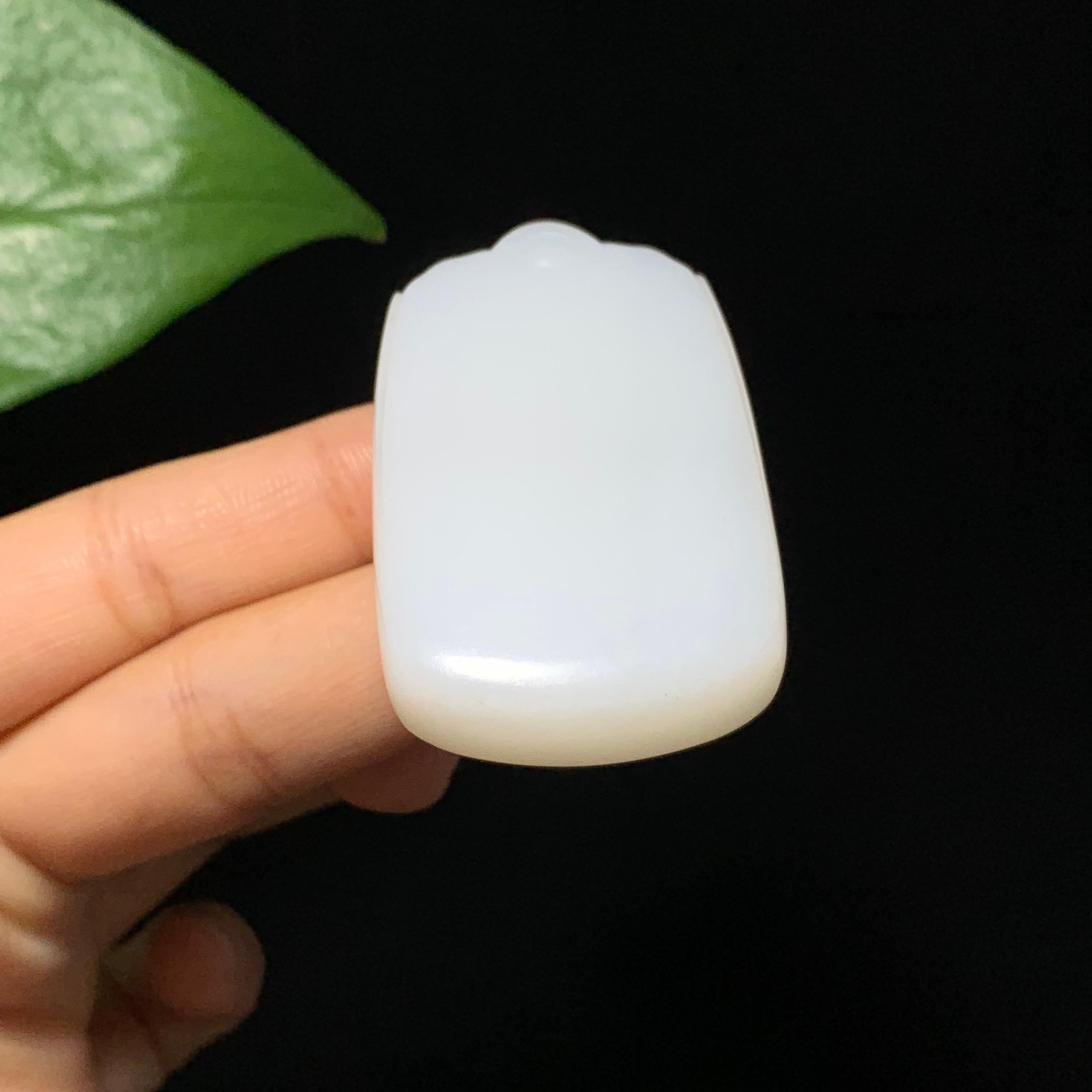 高品质和田山料羊脂白玉无事牌（53.2g）