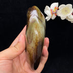 和田玉秋梨黑皮带翠籽料摆件（658.8g）