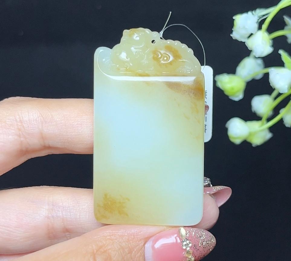 和田玉糖白府上有龙平安无事牌（37.0g）