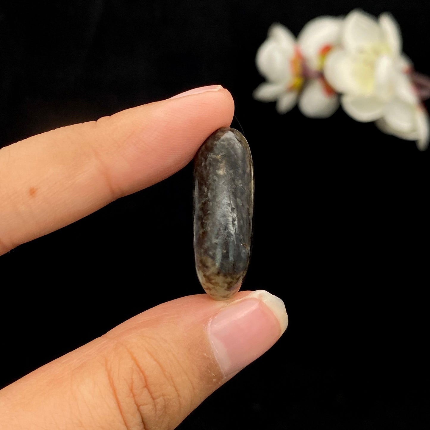 和田玉黑秋梨皮籽料原石（8.1g）