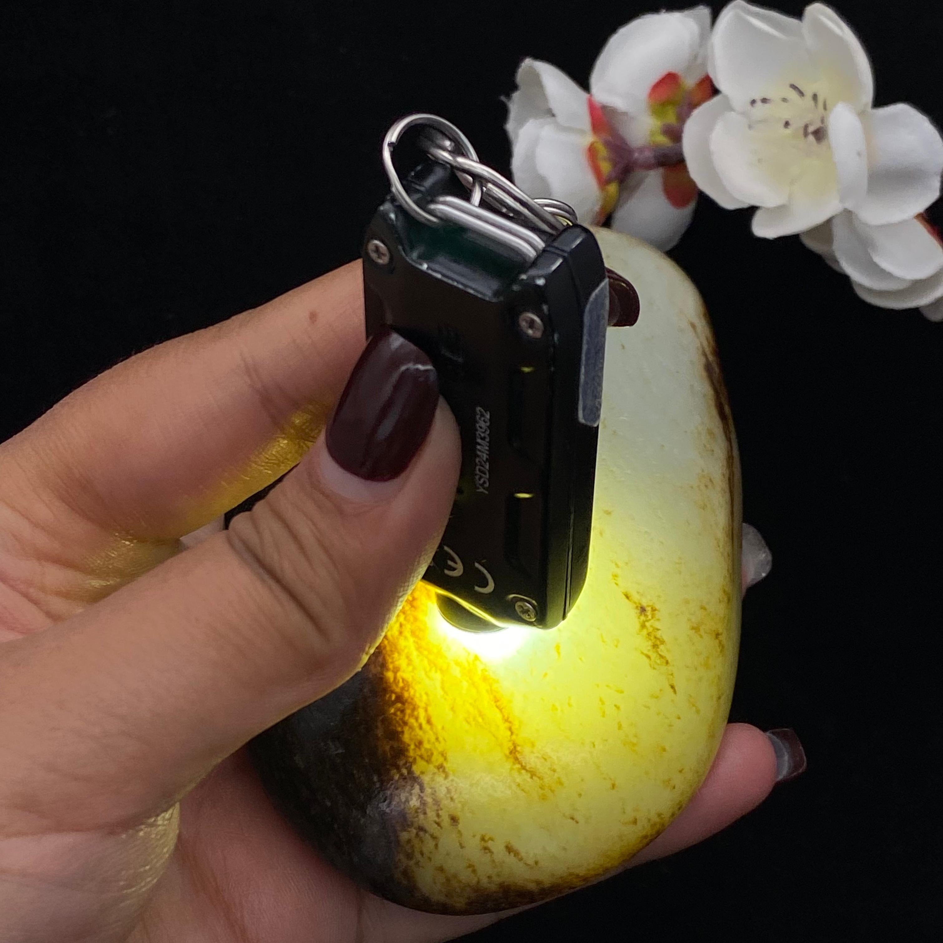 和田玉聚黑皮籽料原石（398.3g）