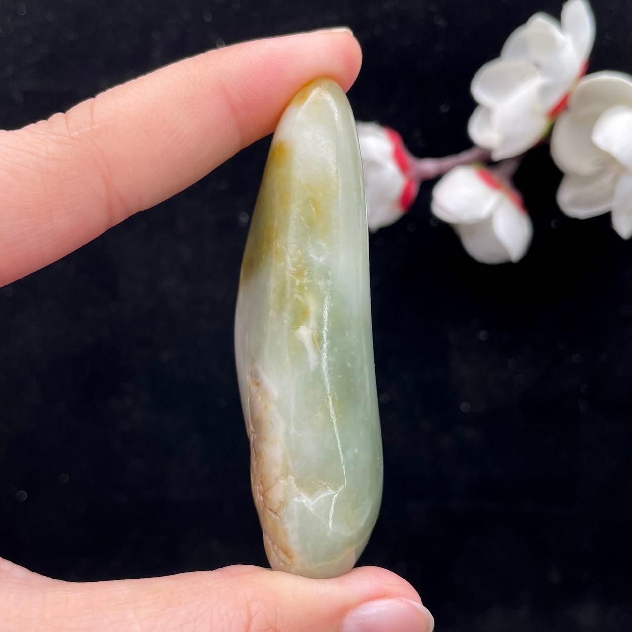 和田玉黄皮翠青籽料手把件（71.3g）