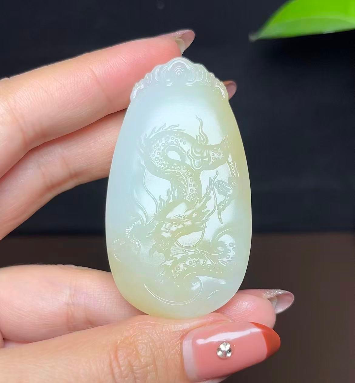 新疆和田玉且末料羊脂玉龙牌（43.8g）