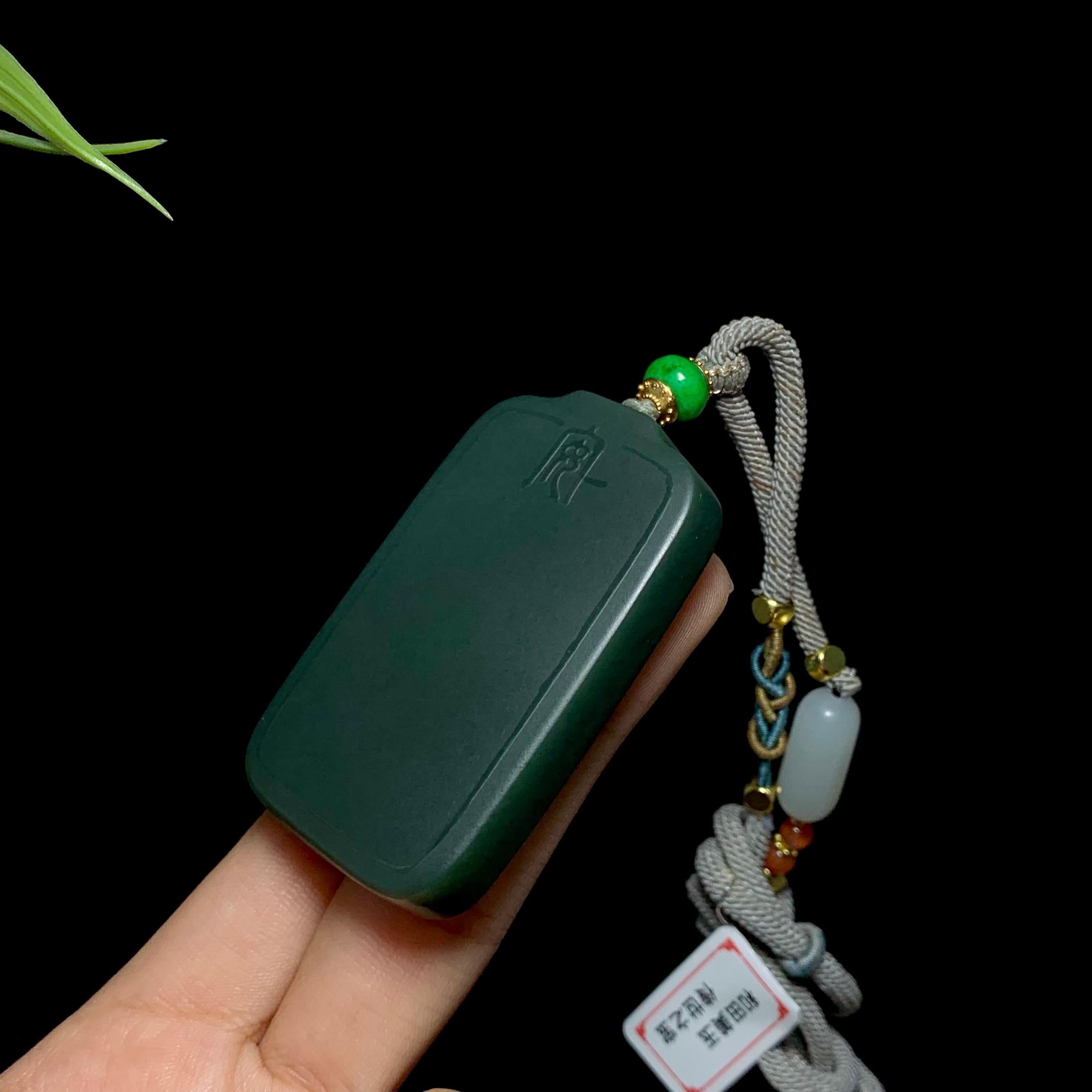 和田玉一细塔青无事牌（51.8g）