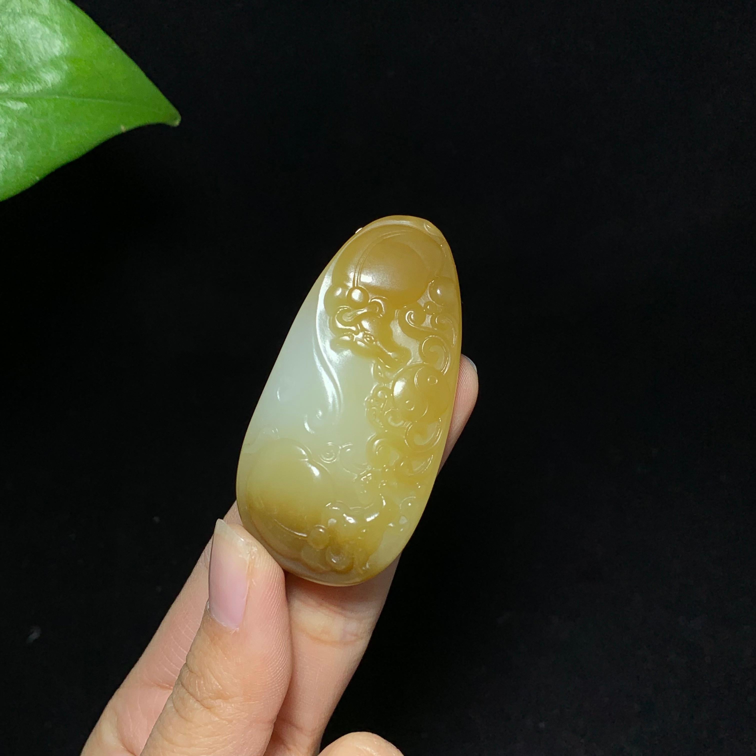 收藏级新疆且末羊脂糖白玉扭转乾坤挂件（41.8g）