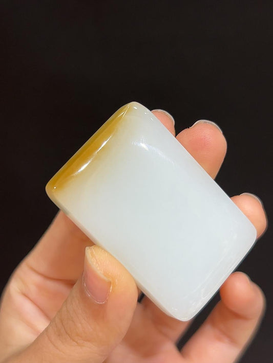 和田玉且末料糖羊脂玉平安无事牌（34.8g）