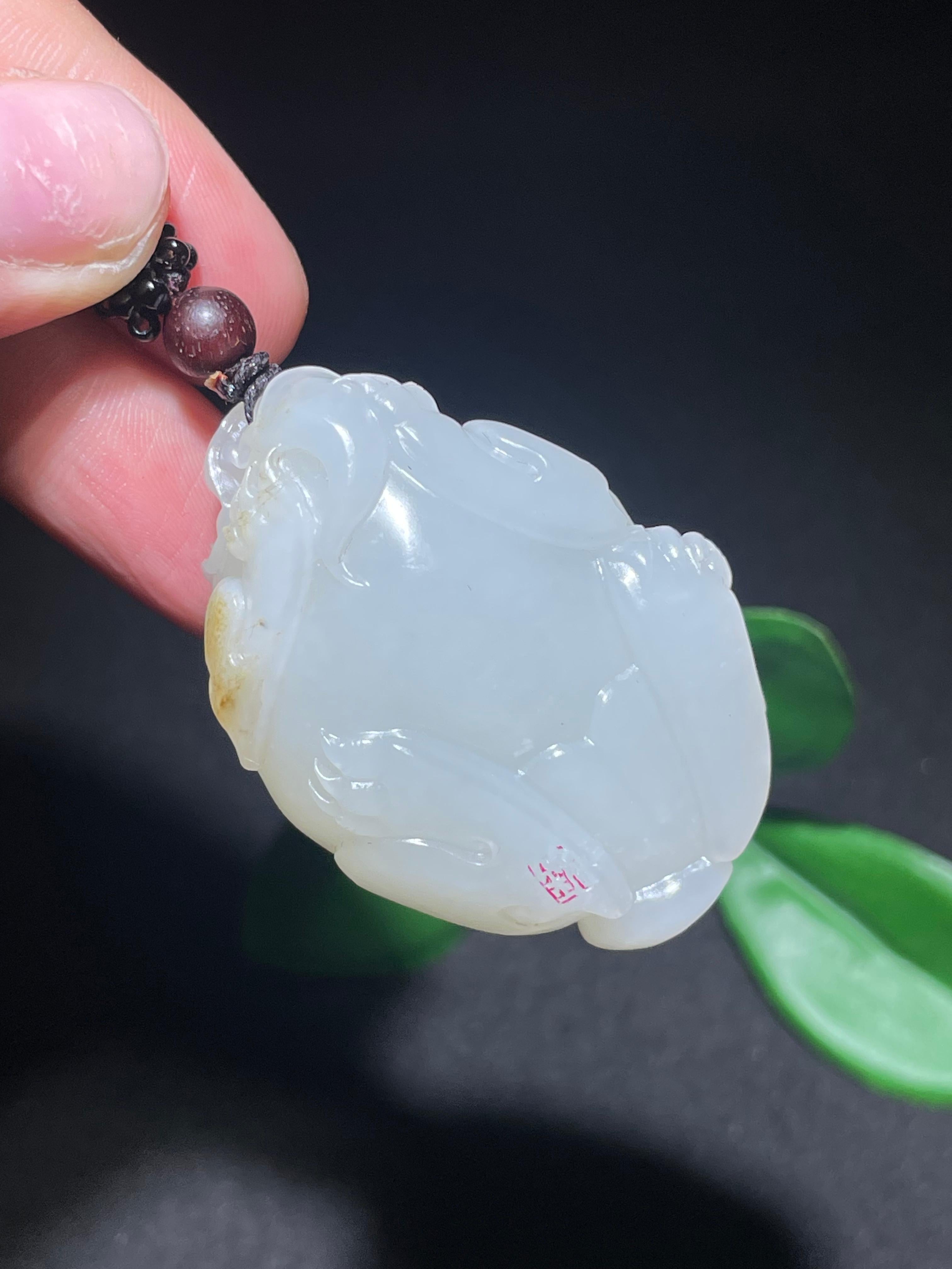 和田玉籽料白玉貔貅。（52.8g）