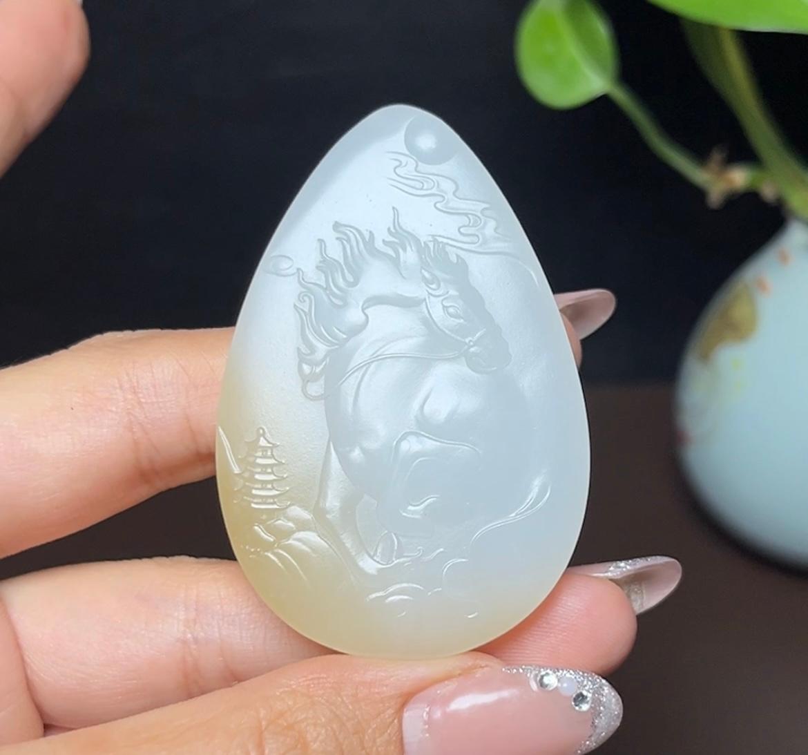 新疆和田玉且末料羊脂玉生肖马马到成功（37.3g）