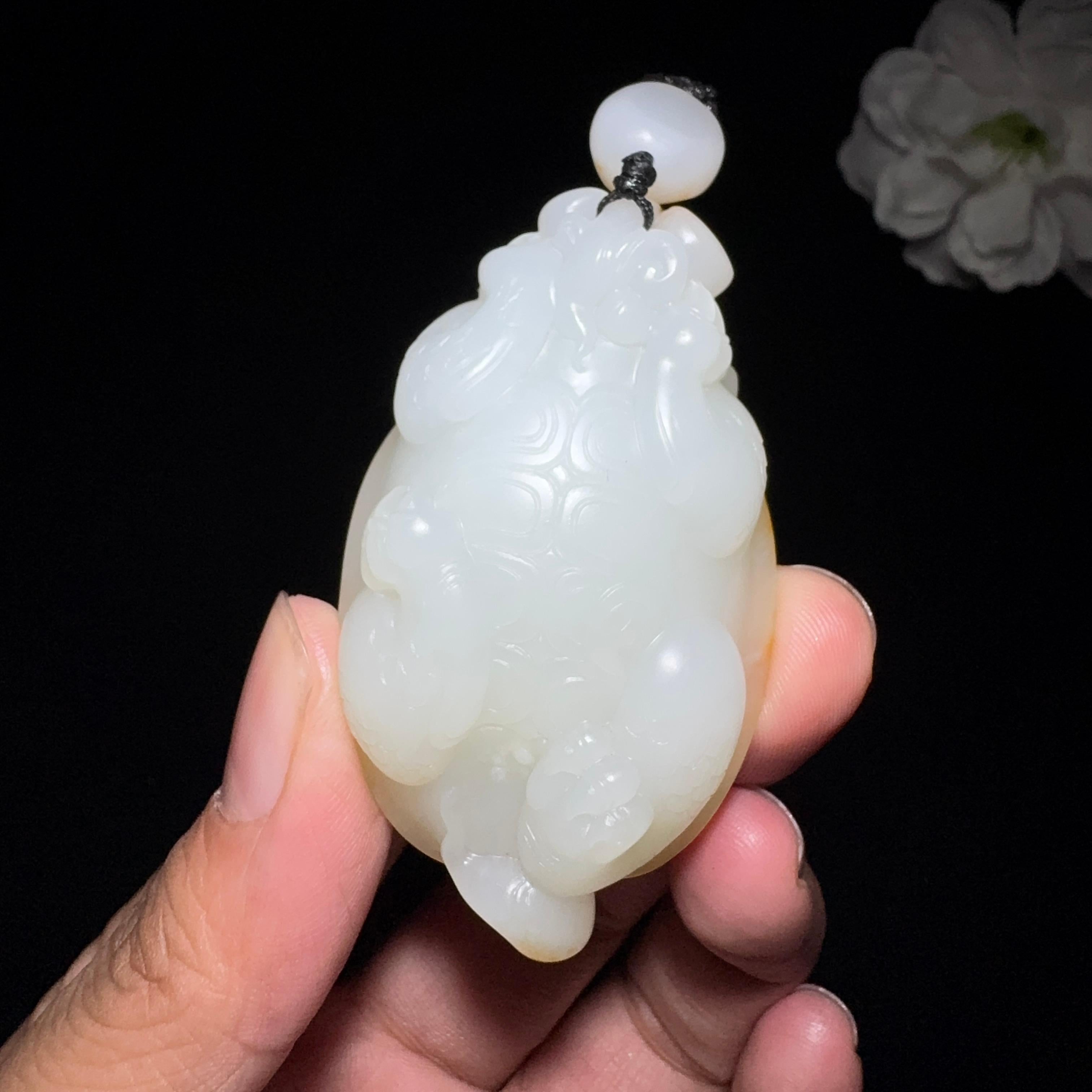 高品质和田玉籽料手把件鹰嘴龟（60.9g）