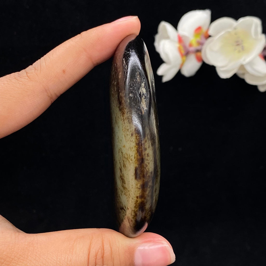 和田玉秋梨黑皮籽料手把件（97.2g）
