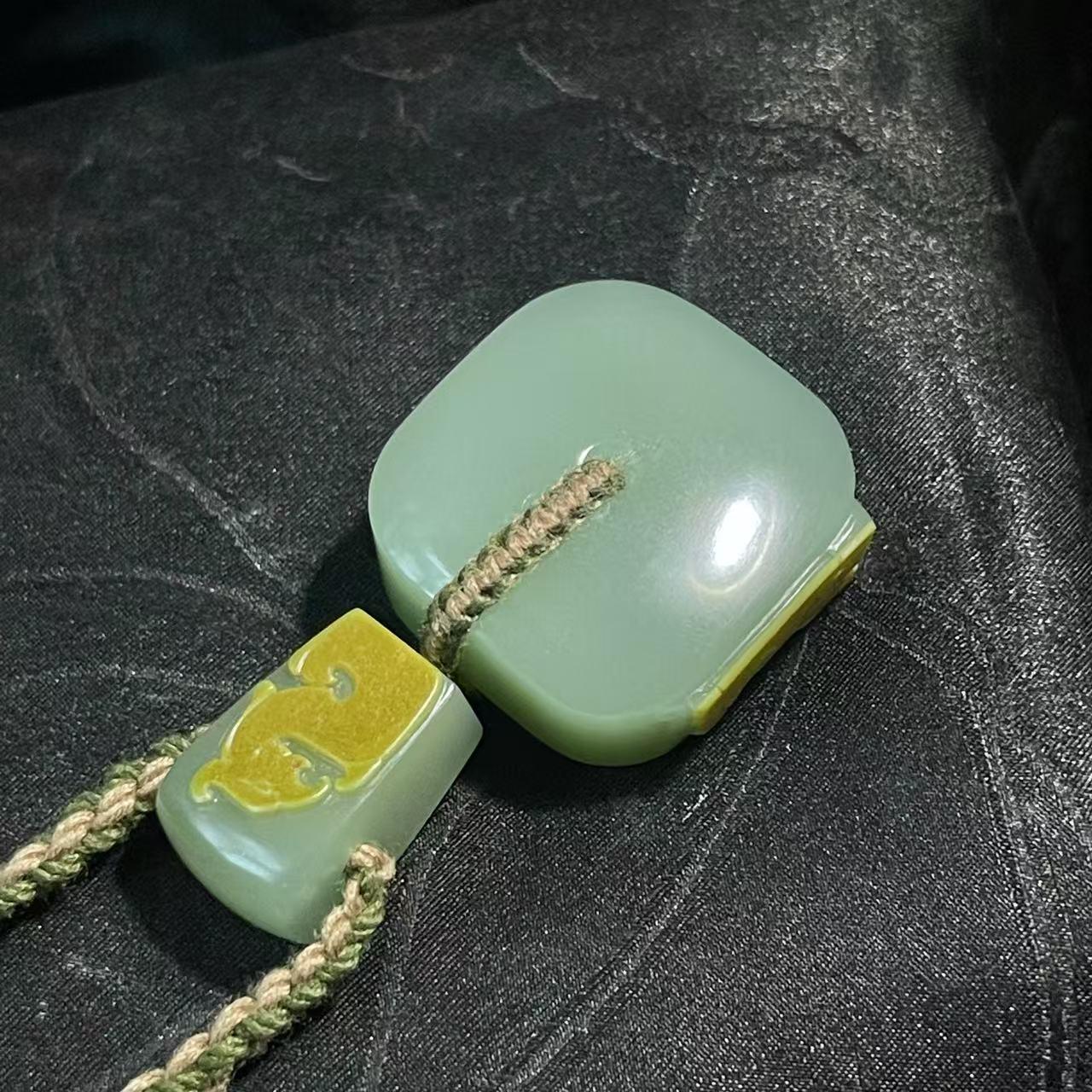 和田玉碧玉粉青带天然黄沁皮龙凤玉琮（26.4g）