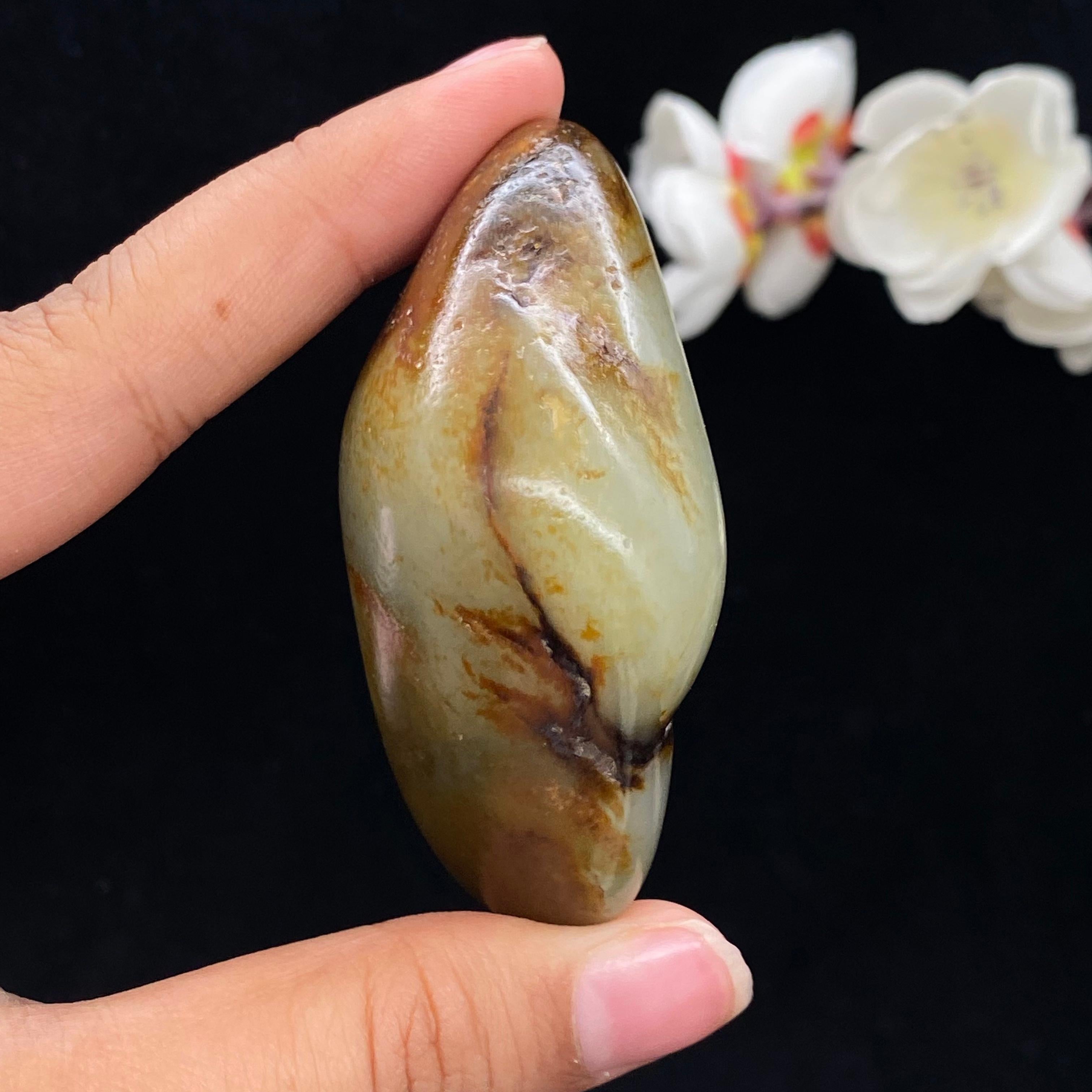 和田玉聚黄皮带翠籽料（103.9g）