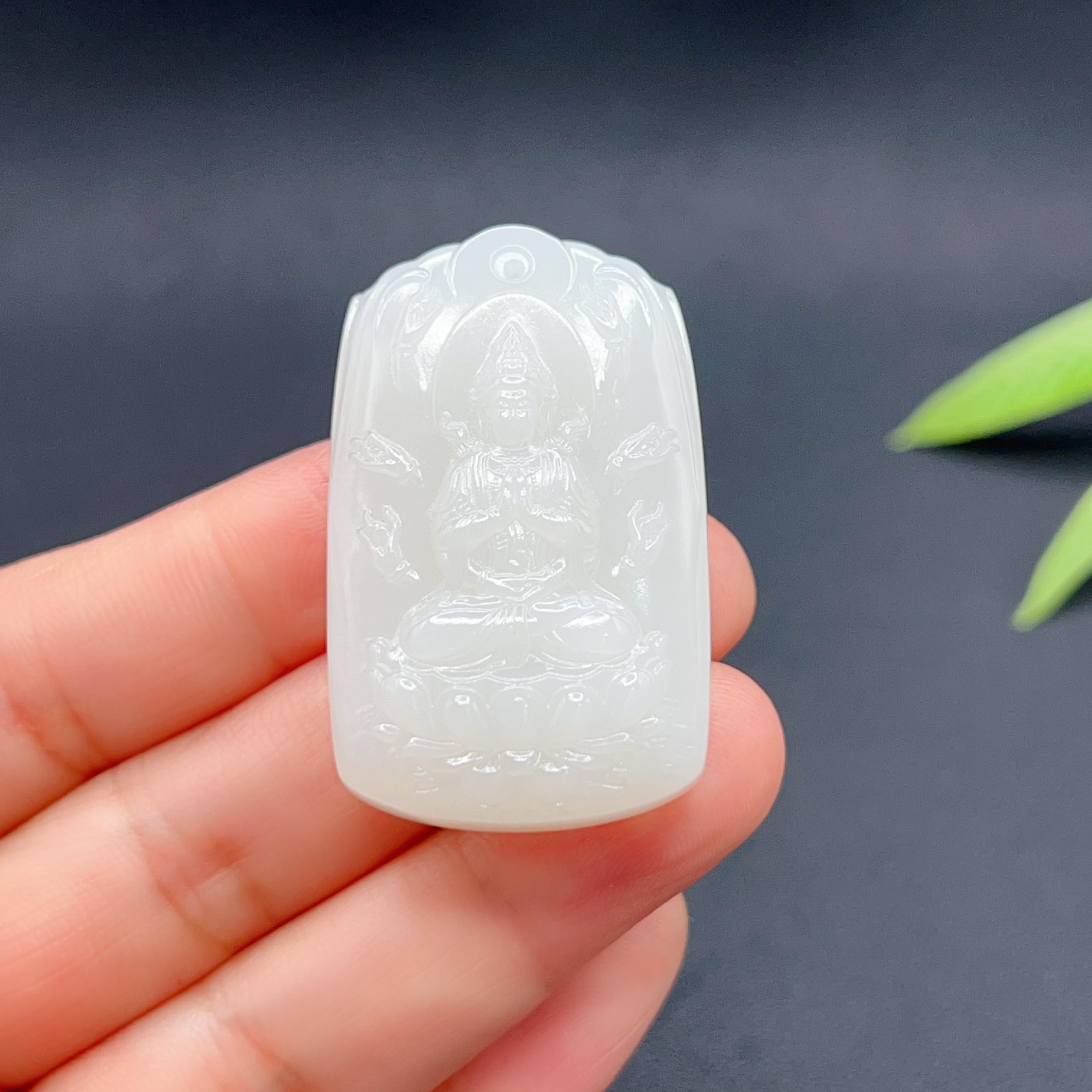 和田玉羊脂白玉千手观音玉牌（29.25g）