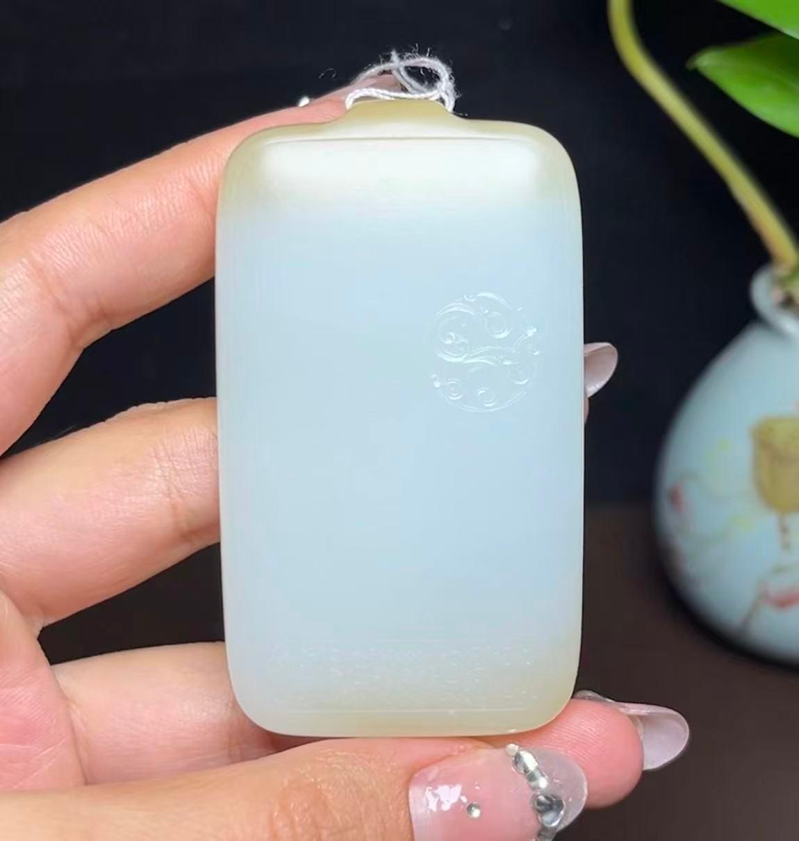 新疆和田玉且末天地糖仿古龙平安无事牌（80.6g）