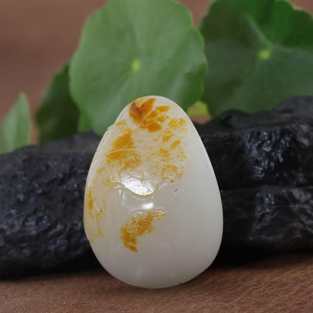 和田玉籽料黄皮洒金的随形挂坠（36.6g）