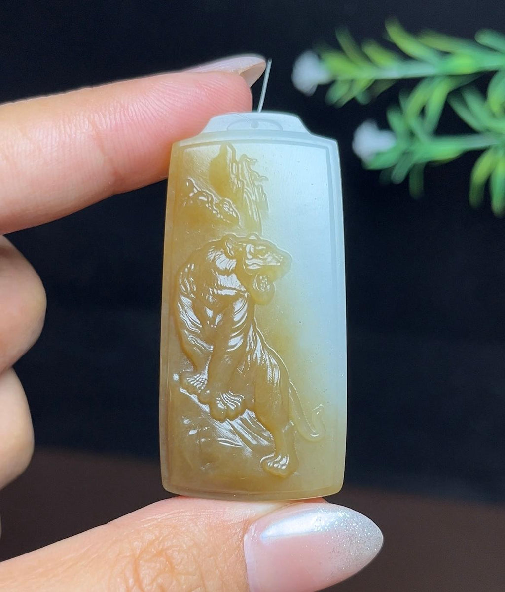和田玉糖白羊脂玉上山虎（31.4g）
