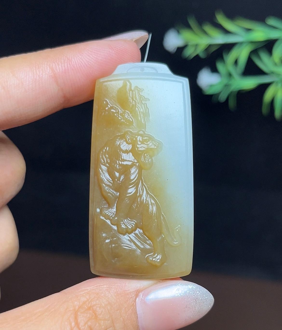 和田玉糖白羊脂玉上山虎（31.4g）
