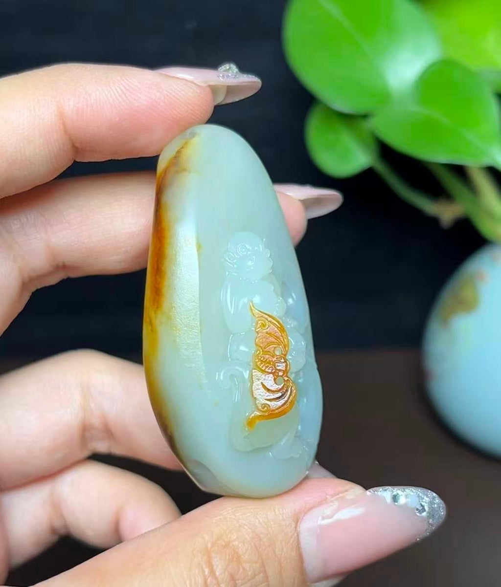 新疆和田玉籽料灵猴献福（48.9g）