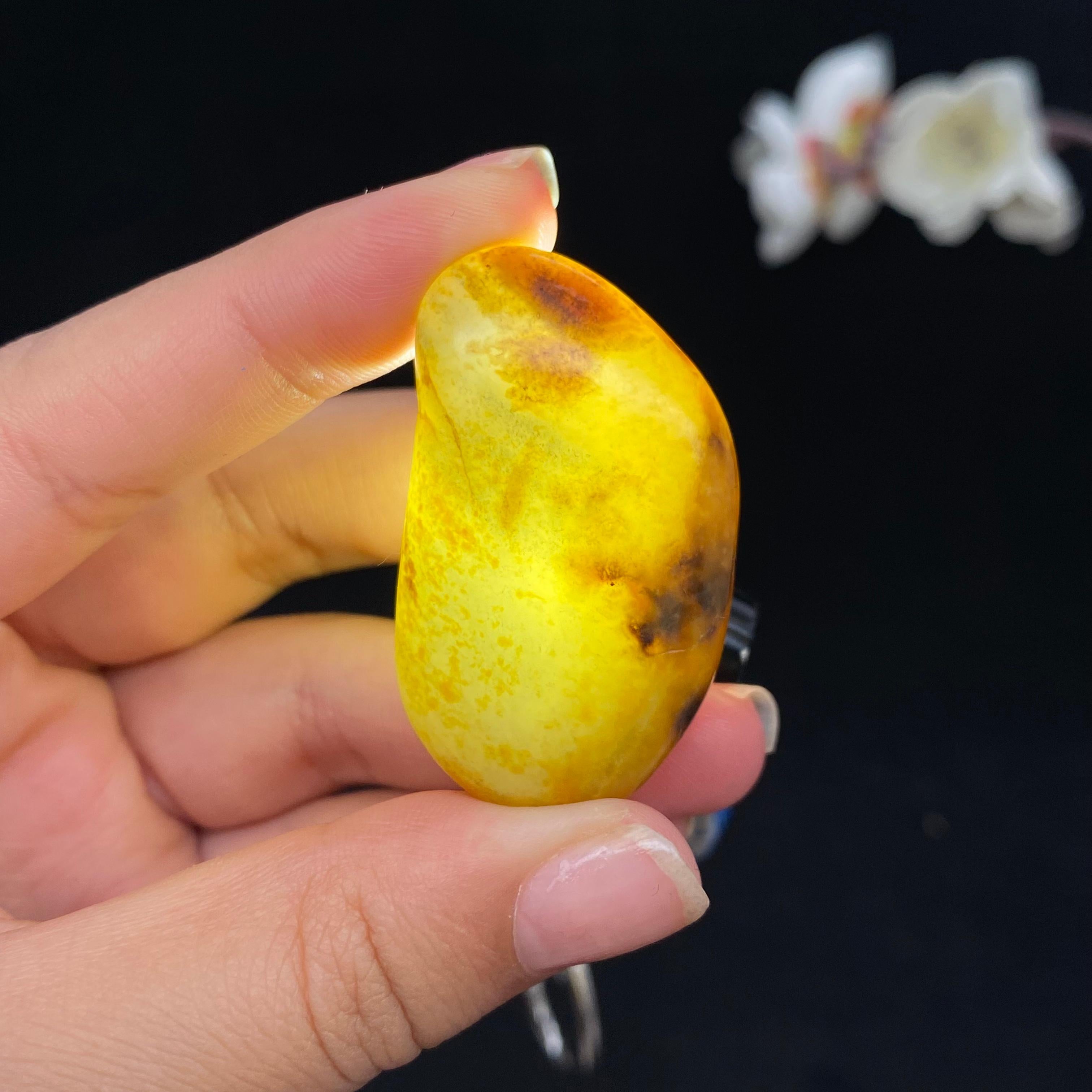 和田玉聚黄皮青花底籽料挂件（30.7g）