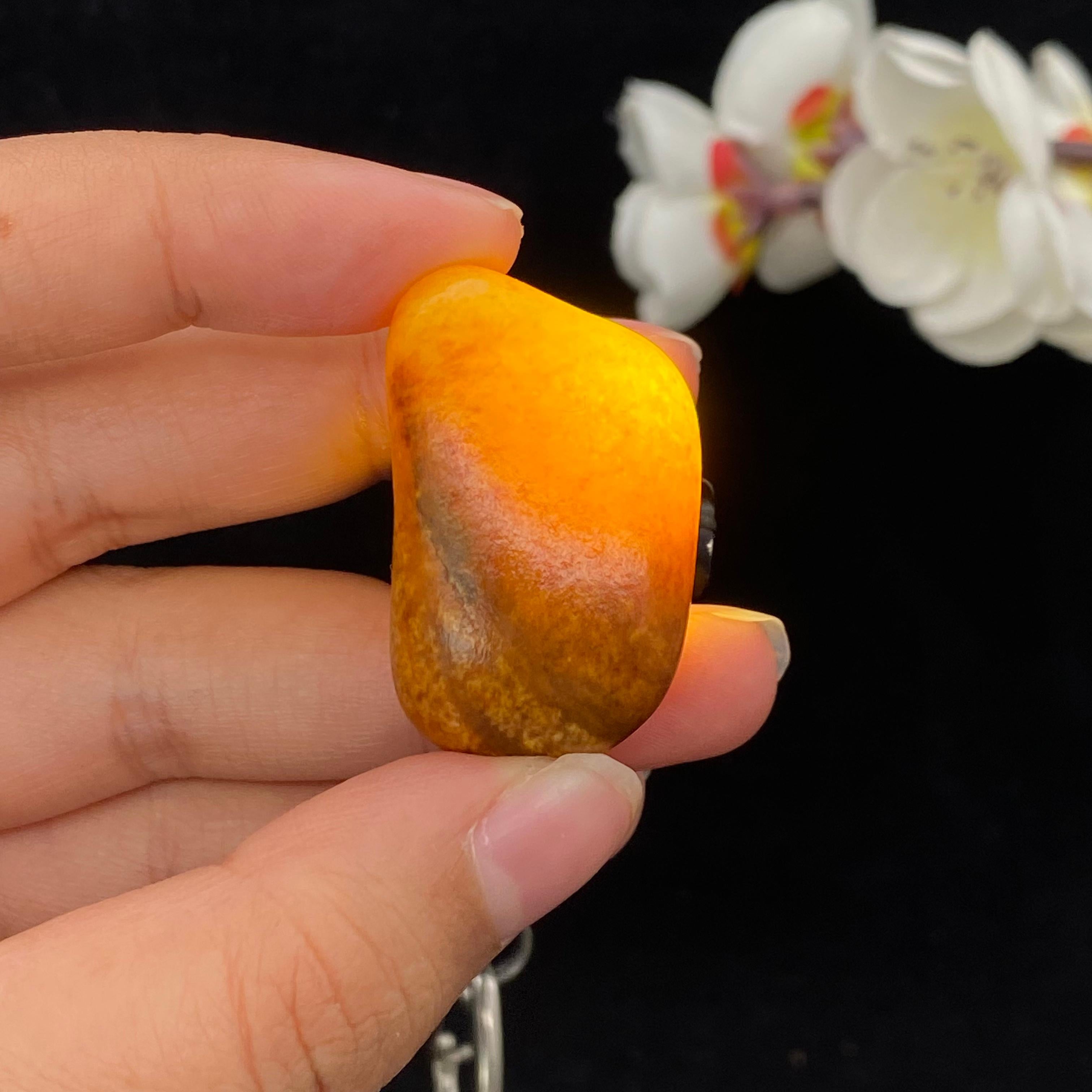 和田玉黄沁皮籽料挂件（19.2g）