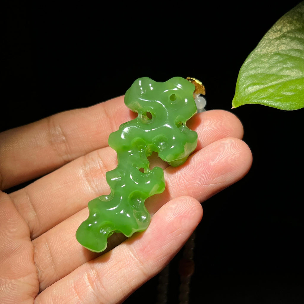 和田玉碧玉冰底苹果绿太湖石挂件（37.3g）