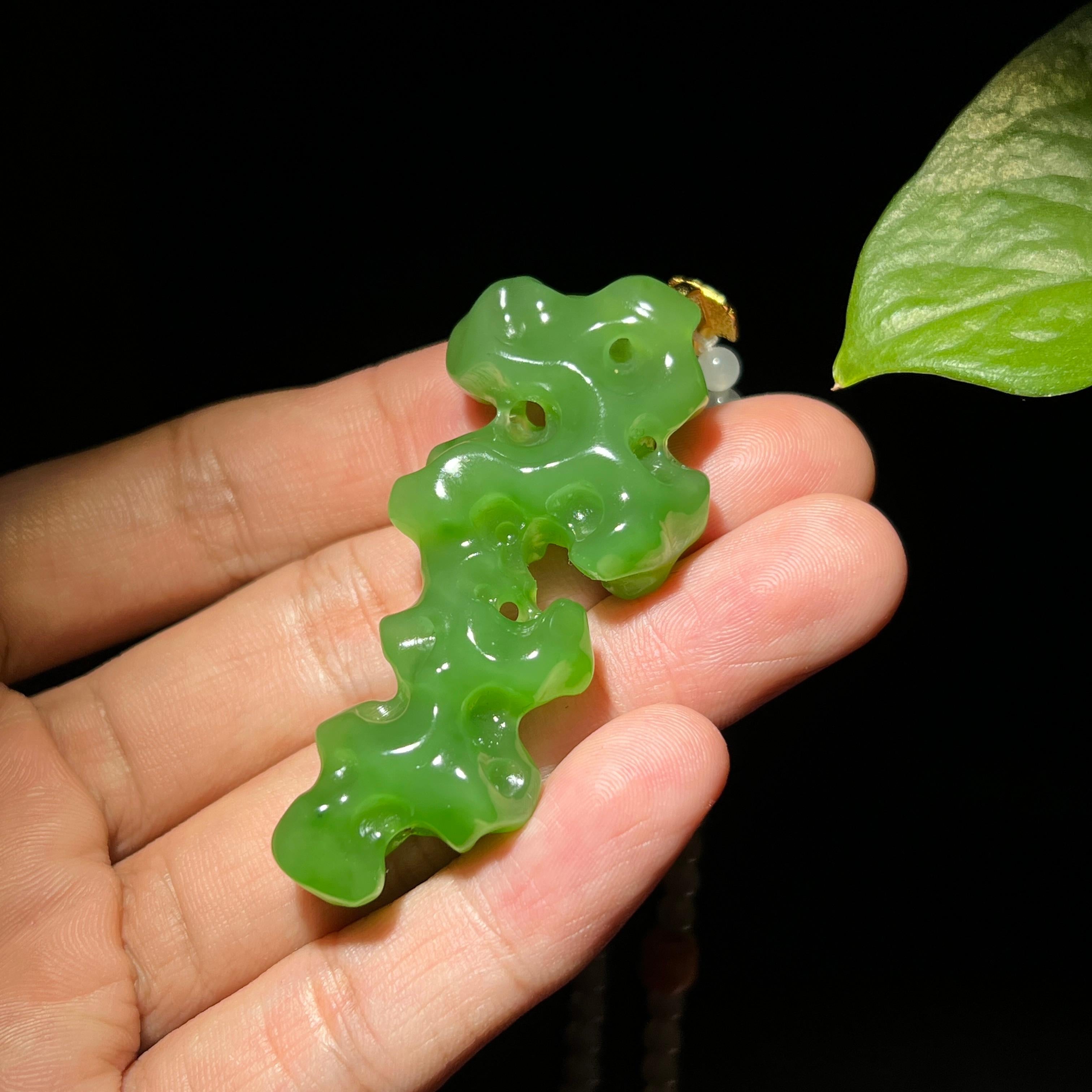 和田玉碧玉冰底苹果绿太湖石挂件（37.3g）