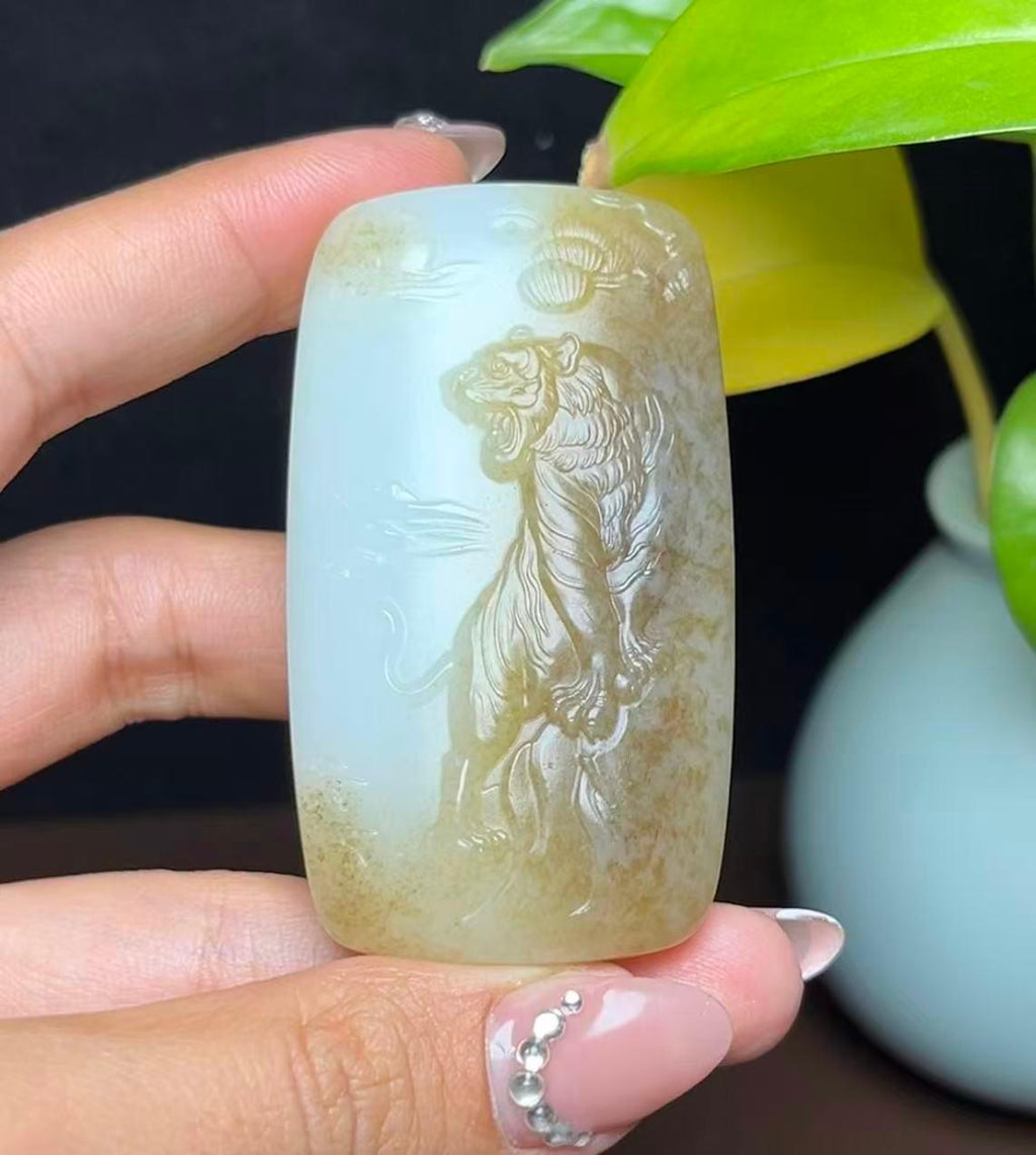 新疆和田玉且末糖羊脂玉上山虎（69.5g）