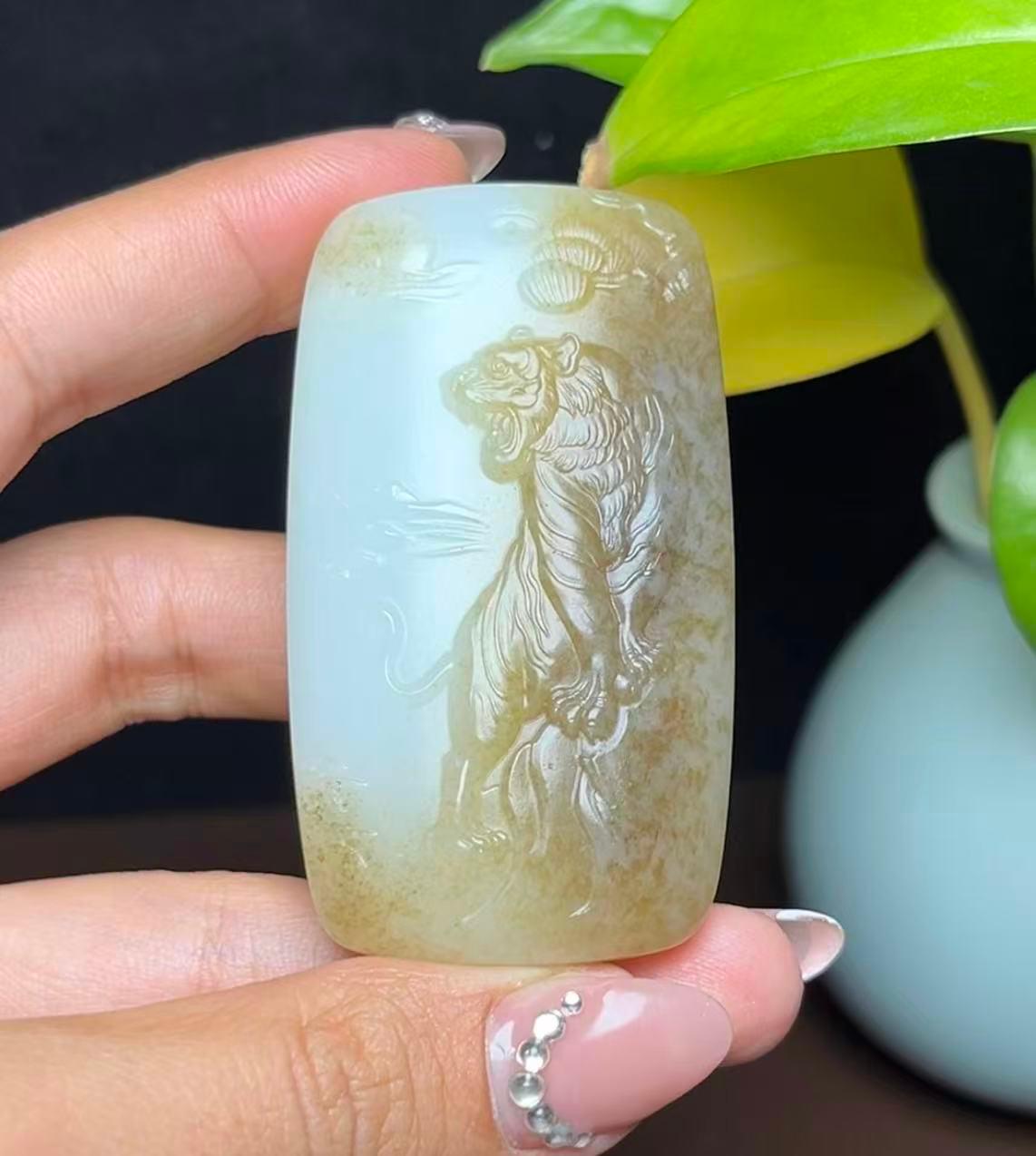 新疆和田玉且末糖羊脂玉上山虎（69.5g）