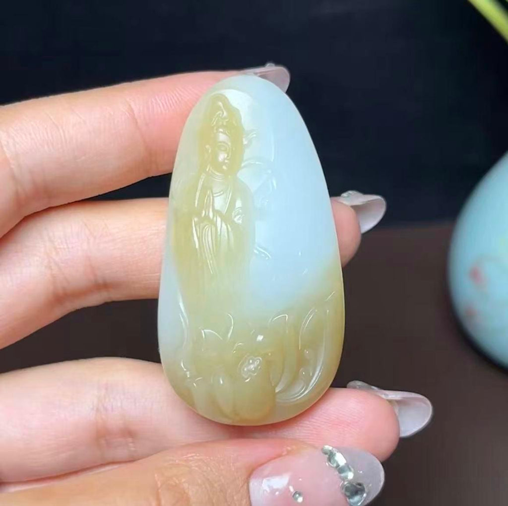 新疆和田玉且末糖羊脂玉站观音（33.1g）
