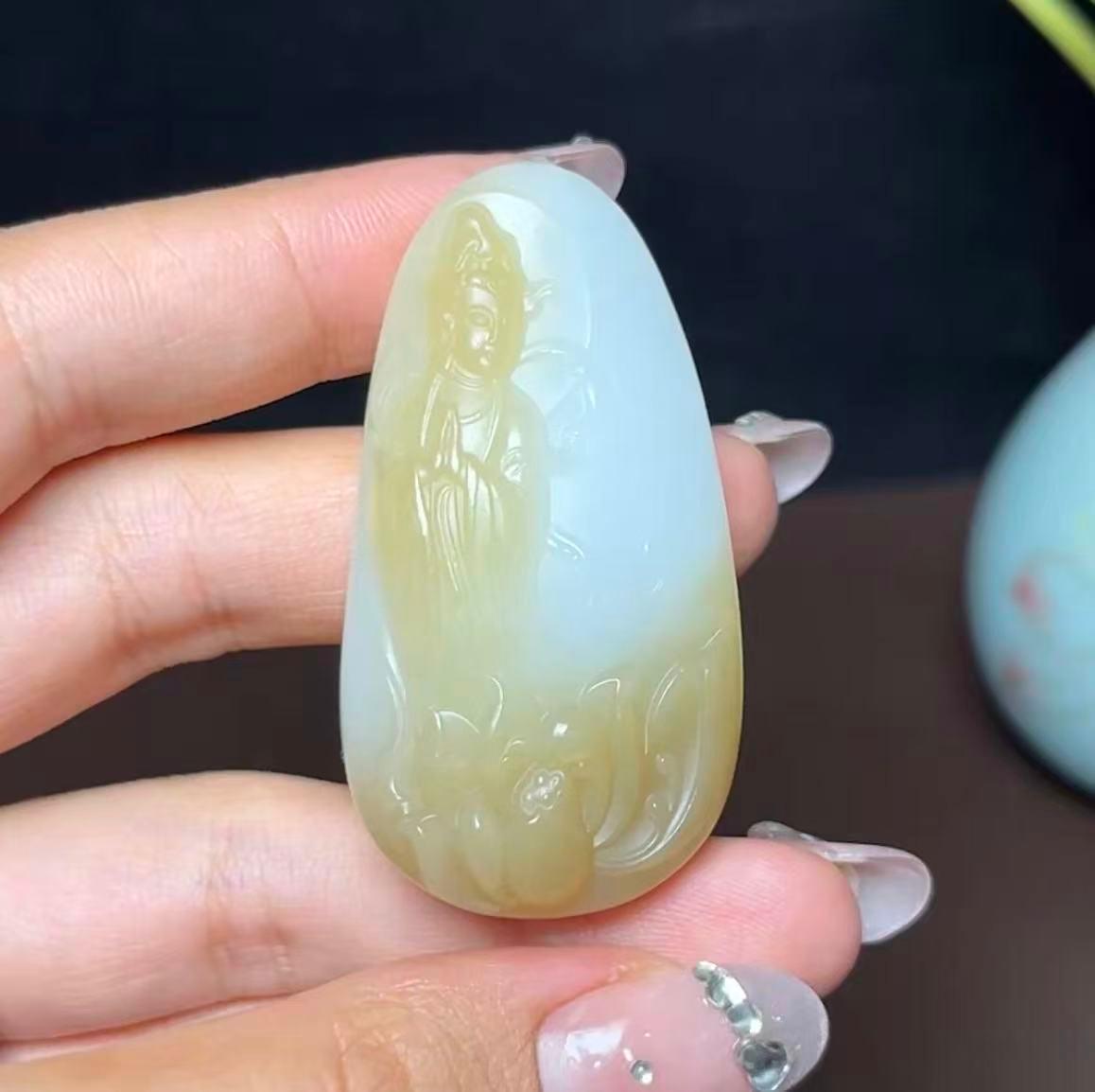 新疆和田玉且末糖羊脂玉站观音（33.1g）