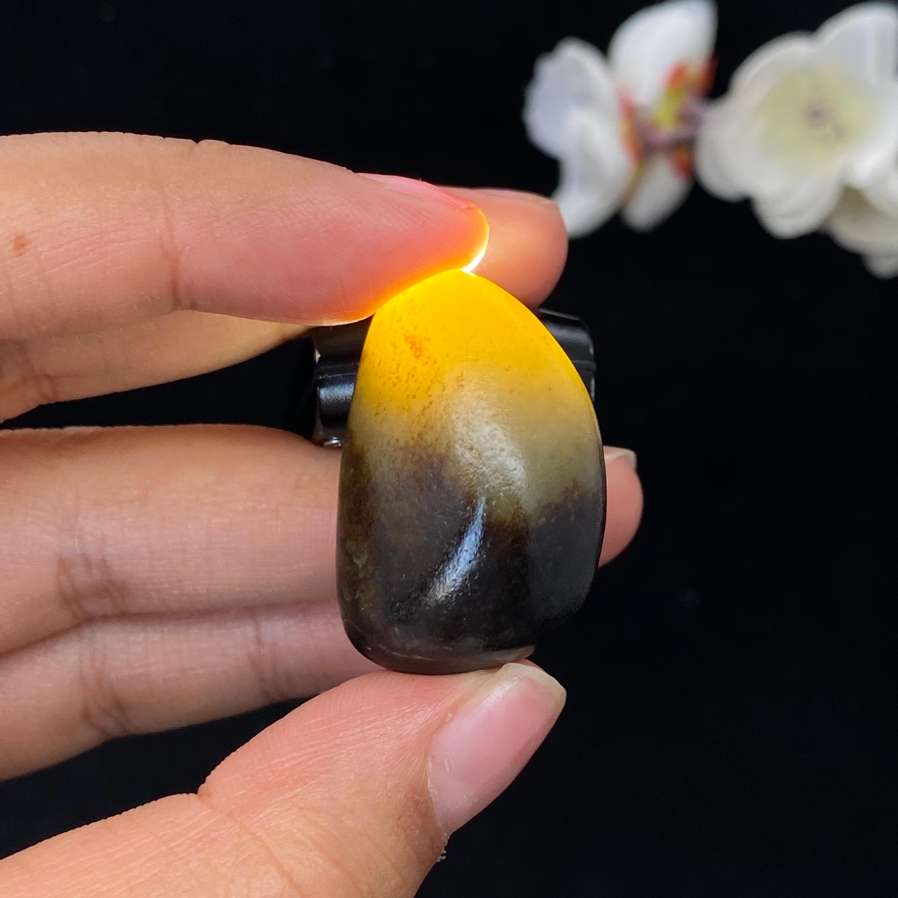 和田玉聚黑皮籽料吊坠籽（18.3g）