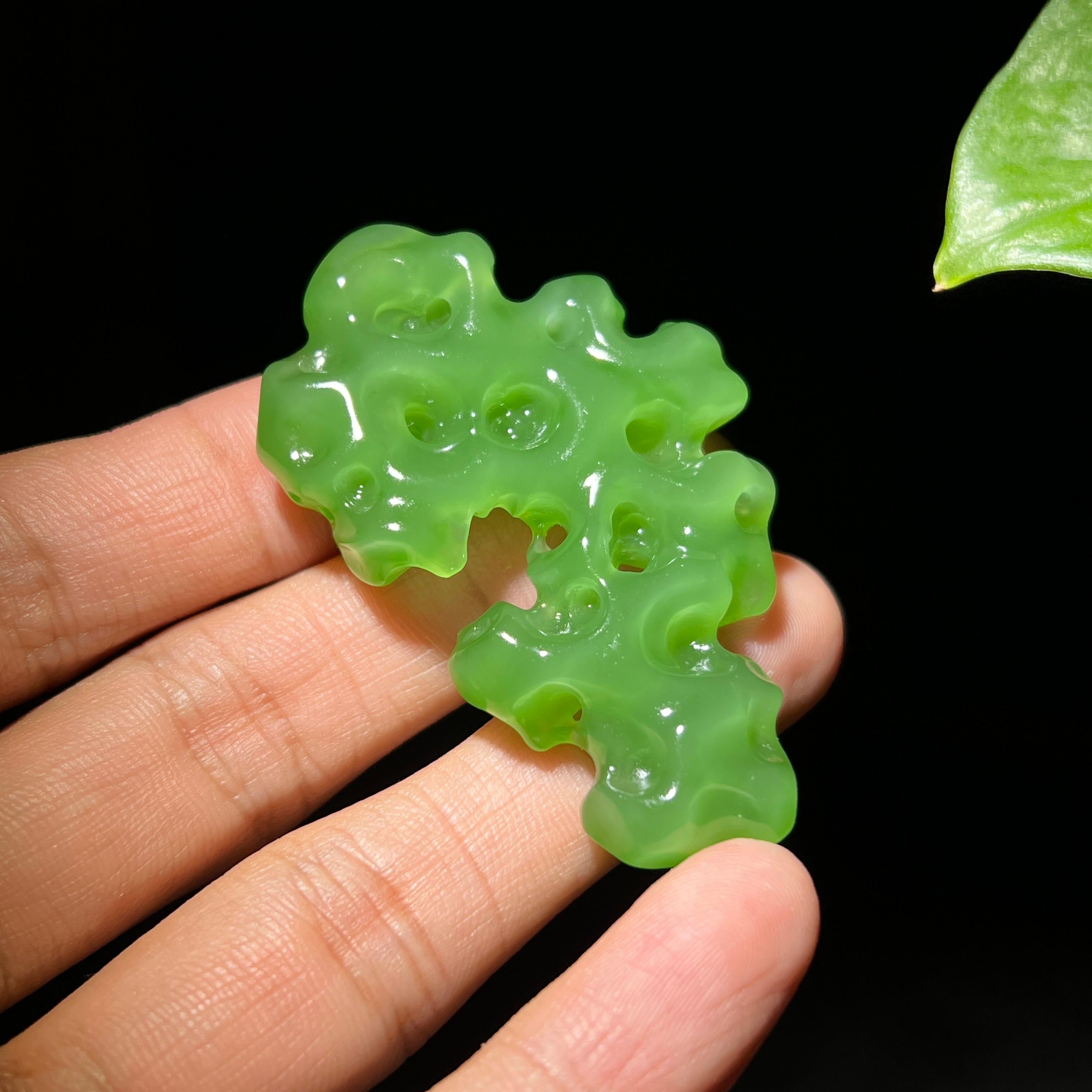 和田玉碧玉冰底苹果绿太湖石挂件（25.2g）