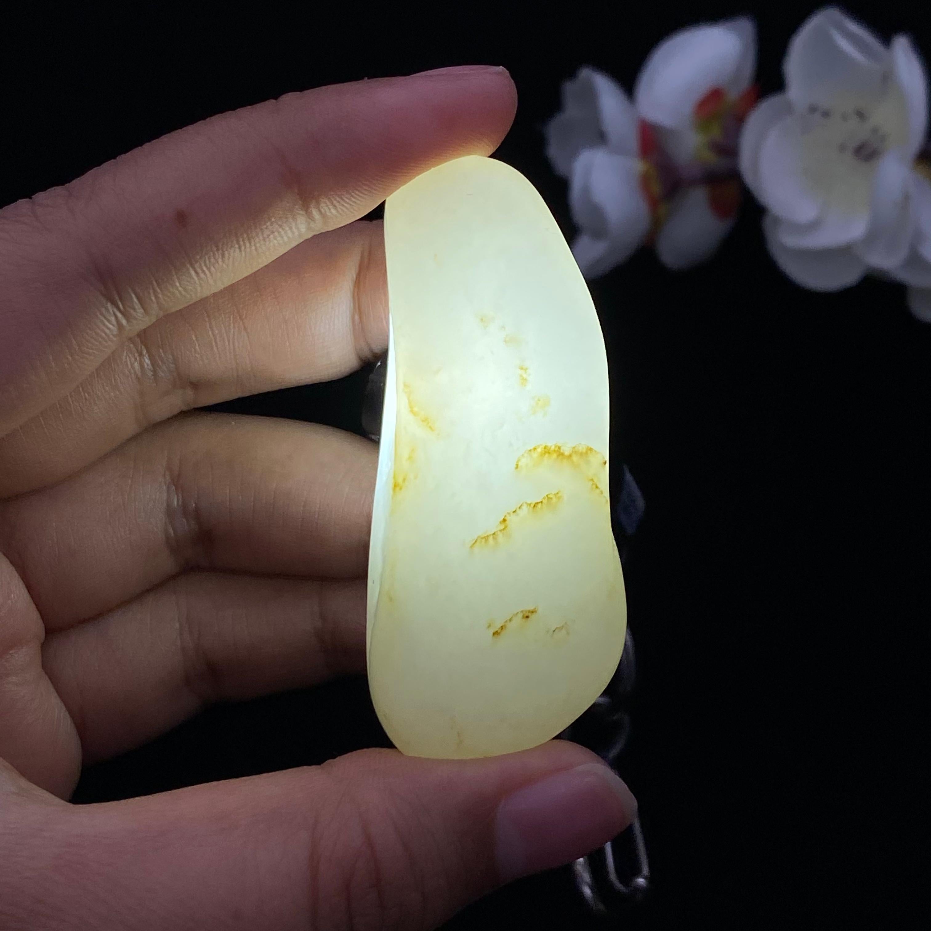 和田玉白玉带黄皮籽料挂件（41.4g）