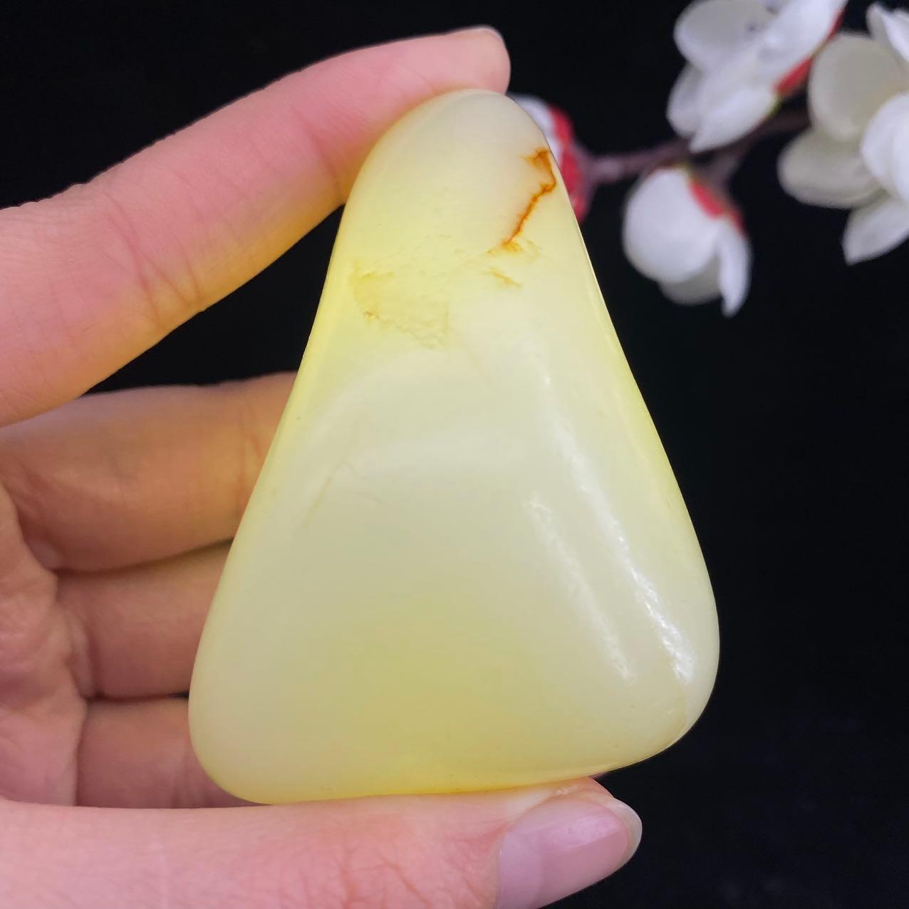 和田玉白玉带黄皮籽料原石（129.3g）