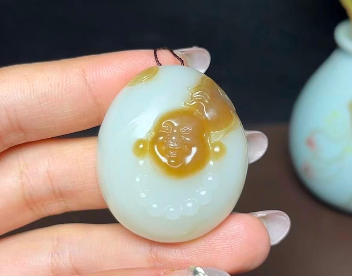 精品新疆和田玉且末糖羊脂玉佛公（32.1g）
