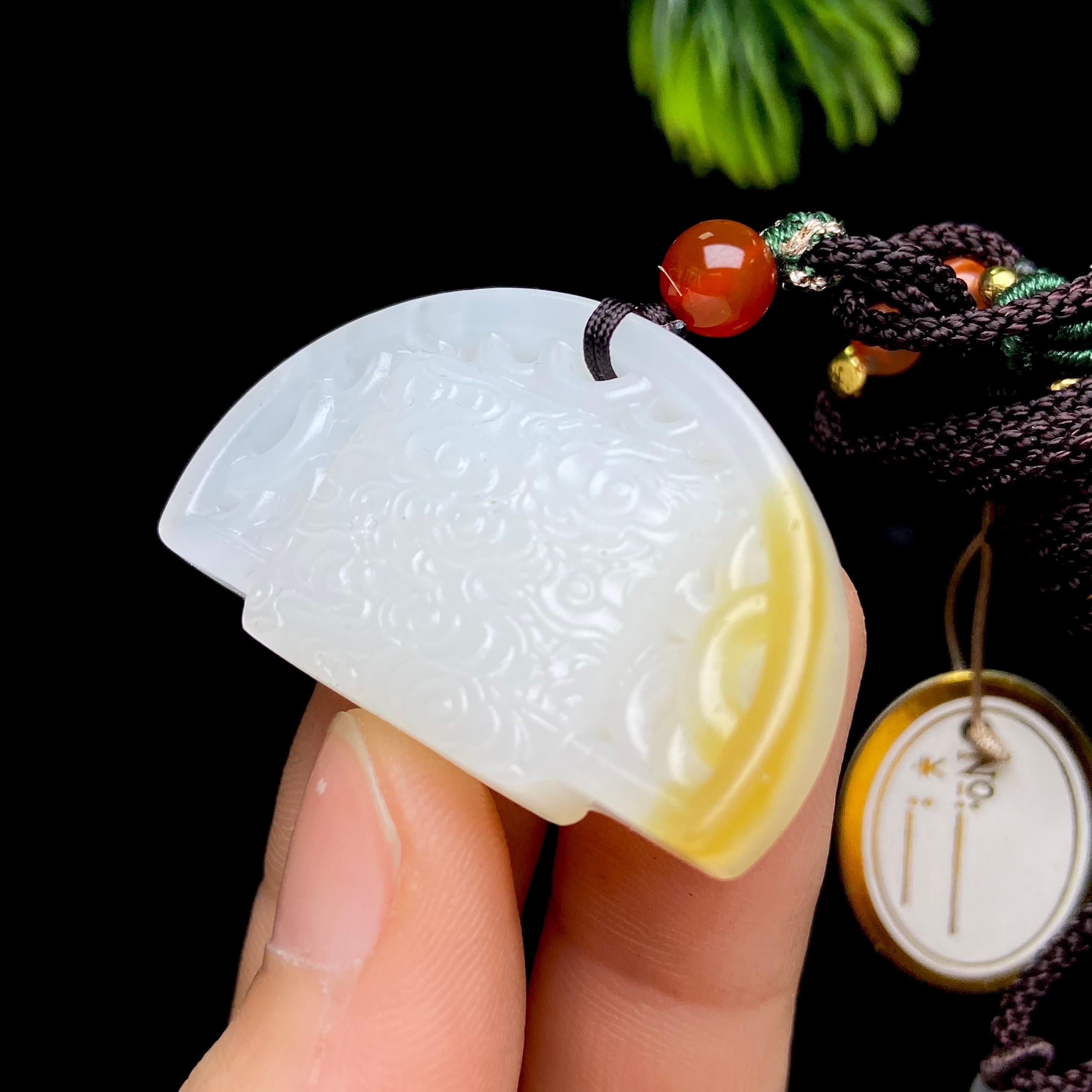 和田玉且末金山糖白祥云纹半圆佩（17.8g）