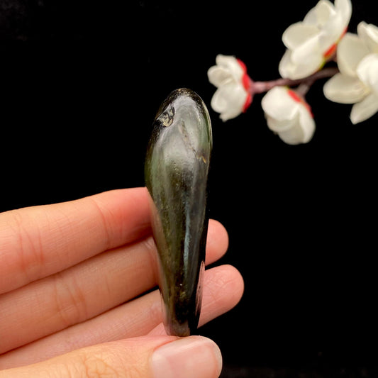 和田玉黑皮沙枣青籽料原石（60.6g）