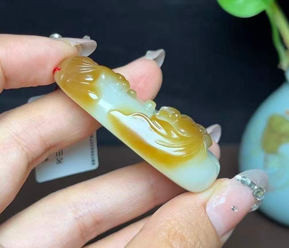 和田玉糖白羊脂玉年年有余（36.8g）