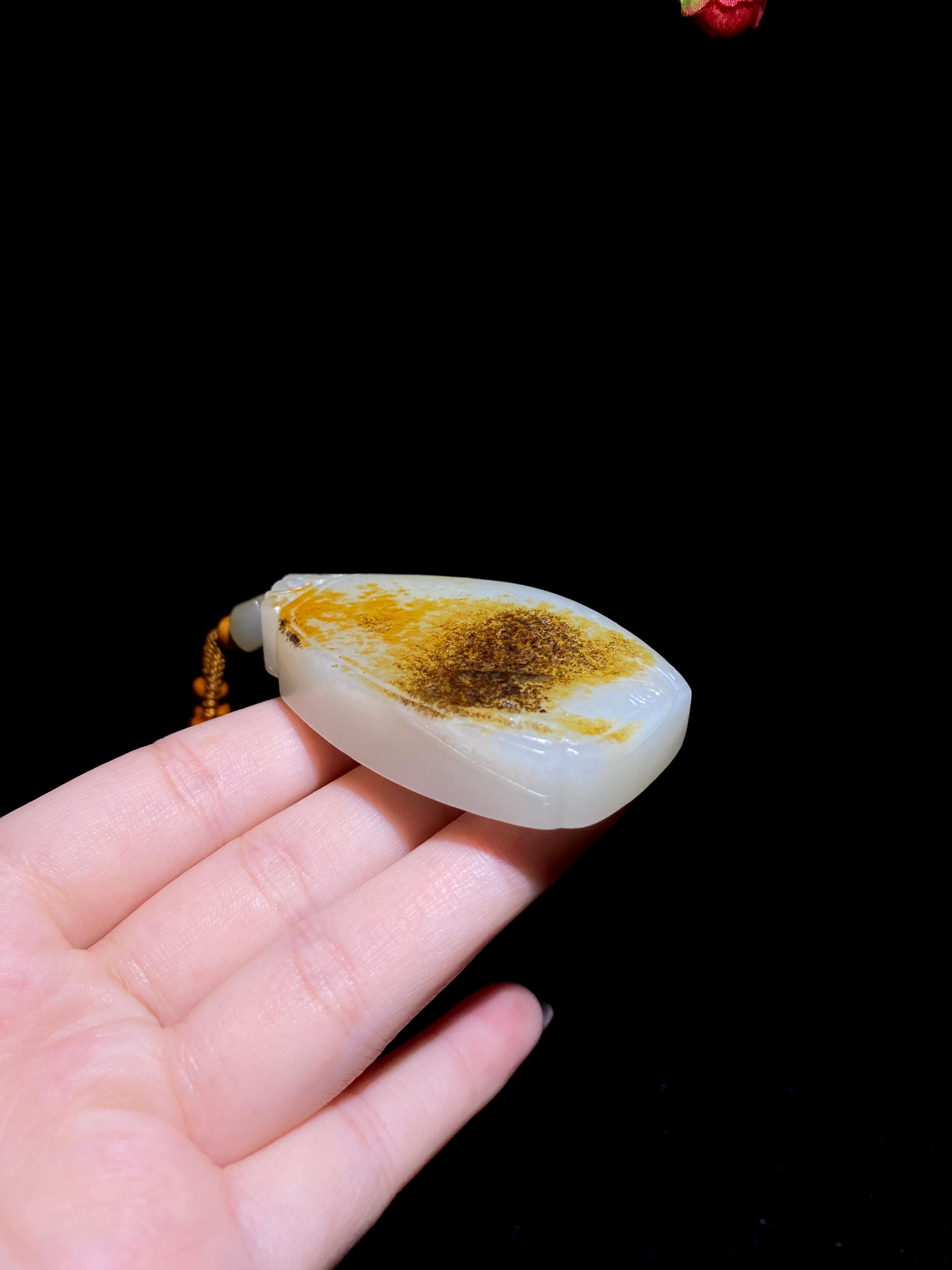 和田玉籽料满皮无事牌（83.2g）