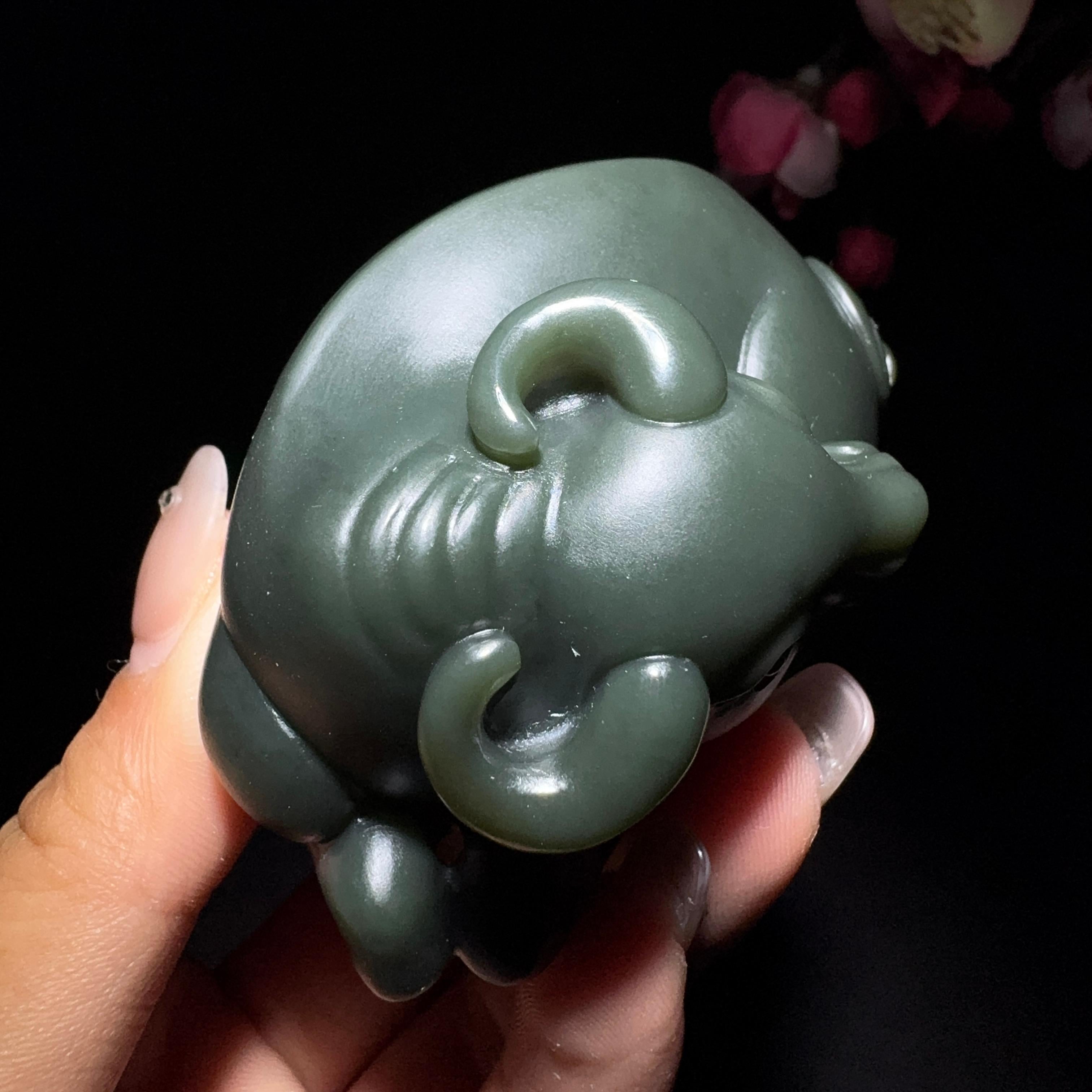 和田玉塔青手把件牛（207.7g）