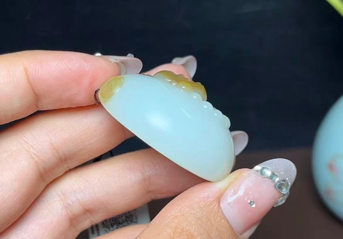 精品新疆和田玉且末糖羊脂玉佛公（32.1g）