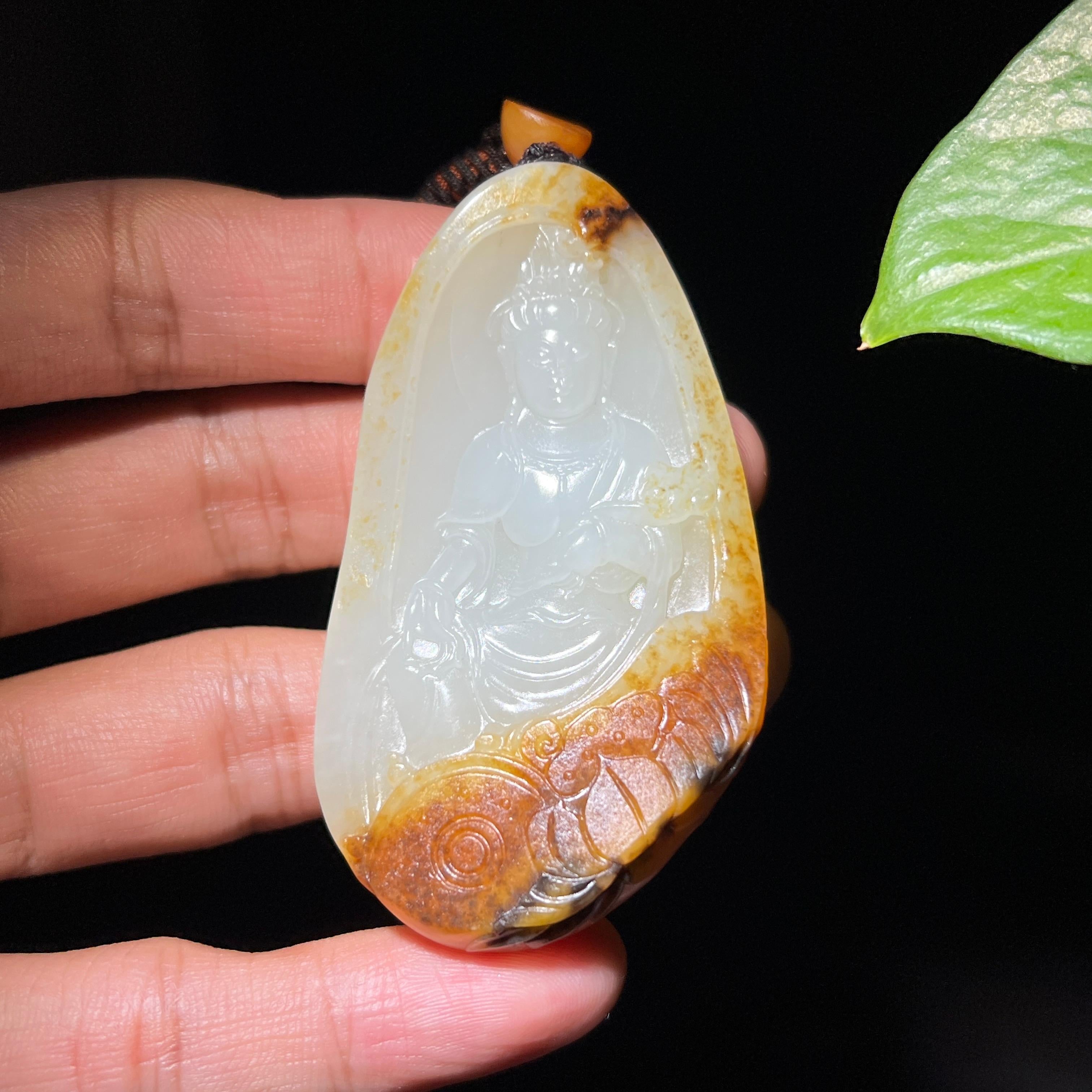 和田玉籽料黄沁皮观音挂件（54.7g）